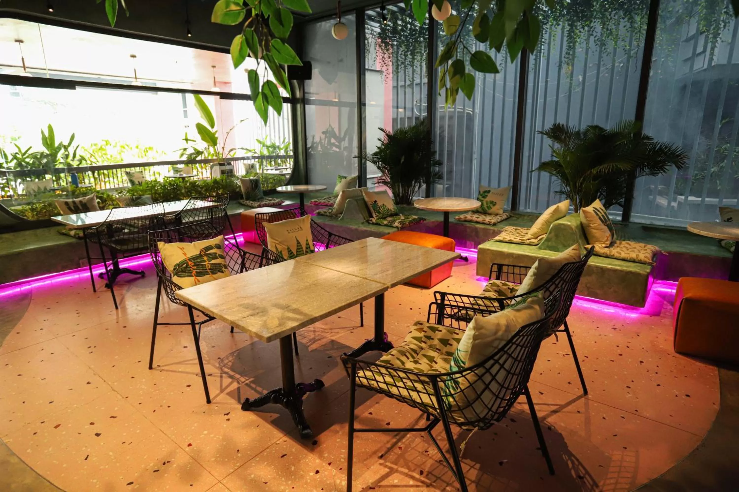 Restaurant/places to eat in HOME Hotel