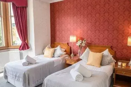 Twin Room with Private Bathroom in Crystal Hotel & Savour Twin Room with Private Bathroom in Crystal Hotel & Savour