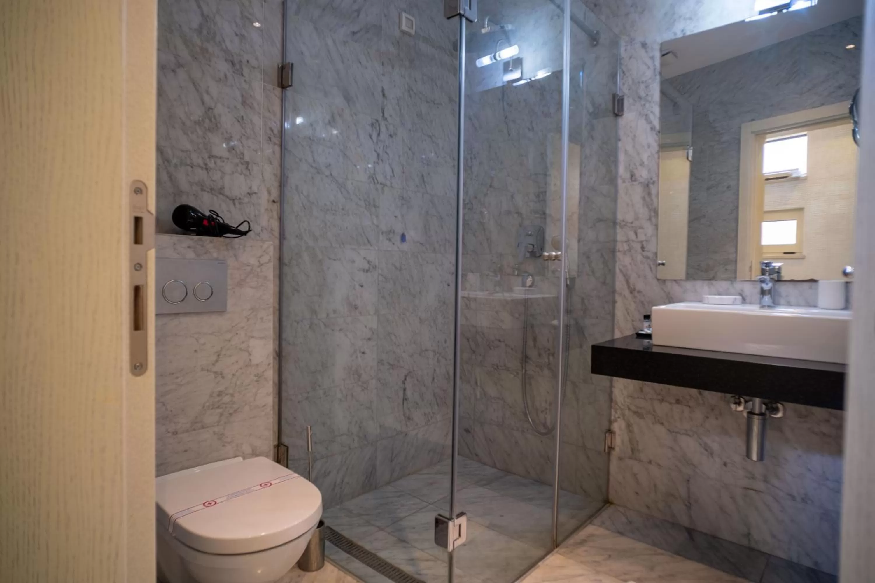 Shower, Bathroom in Hotel Atina