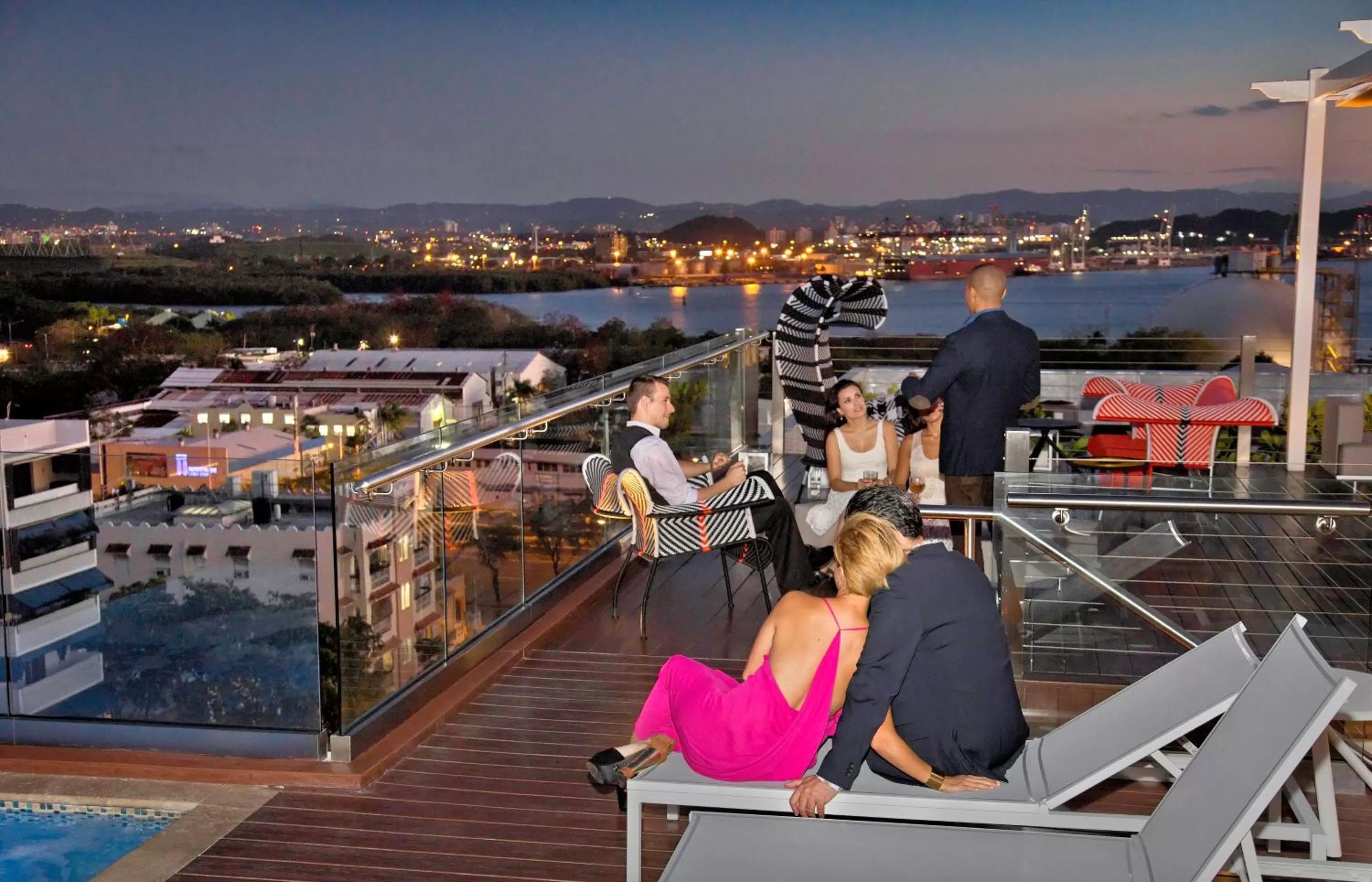 Lounge or bar in Ciqala Suites Hotel - San Juan