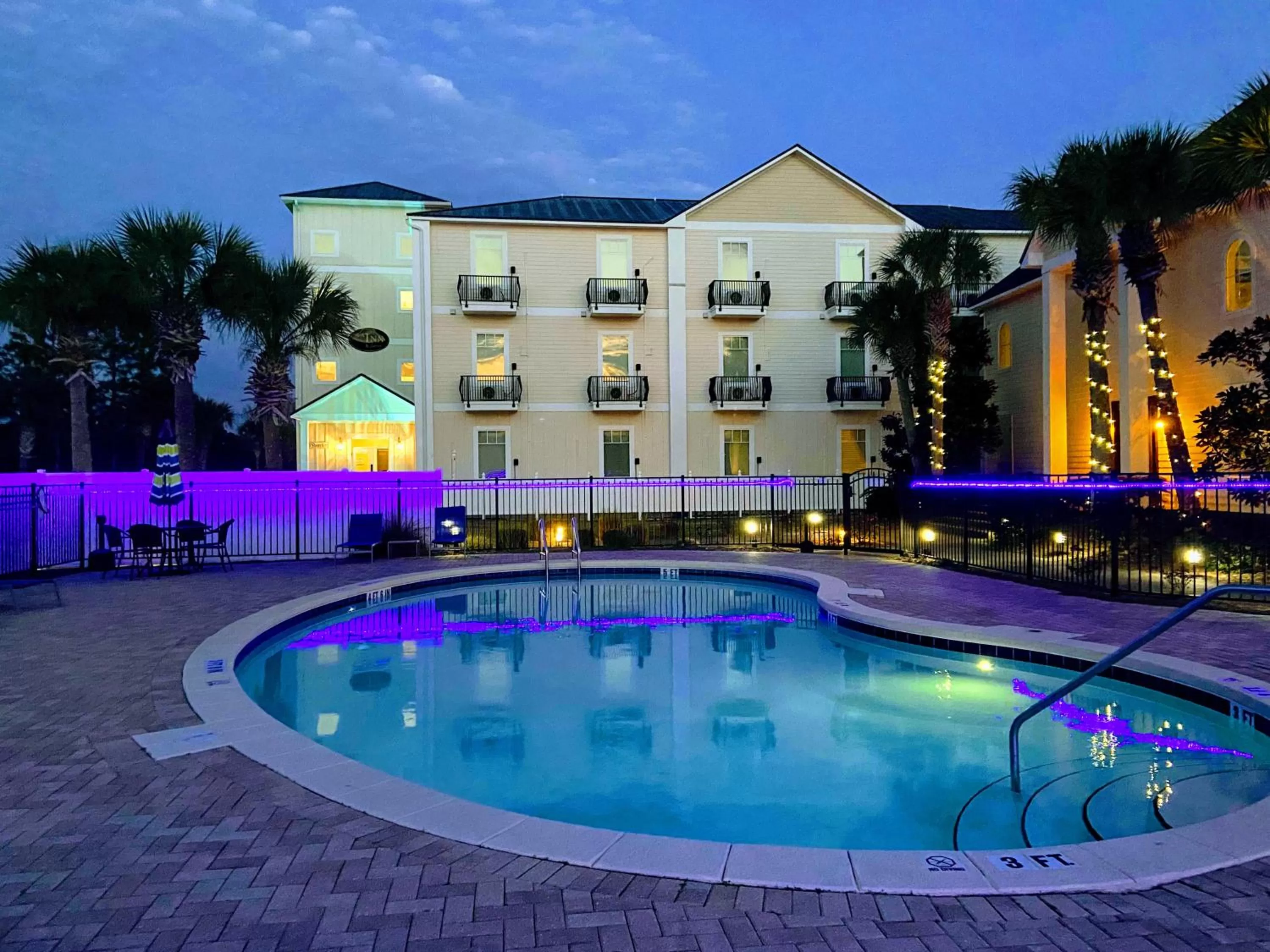 Swimming pool in 30-A Inn & Suites