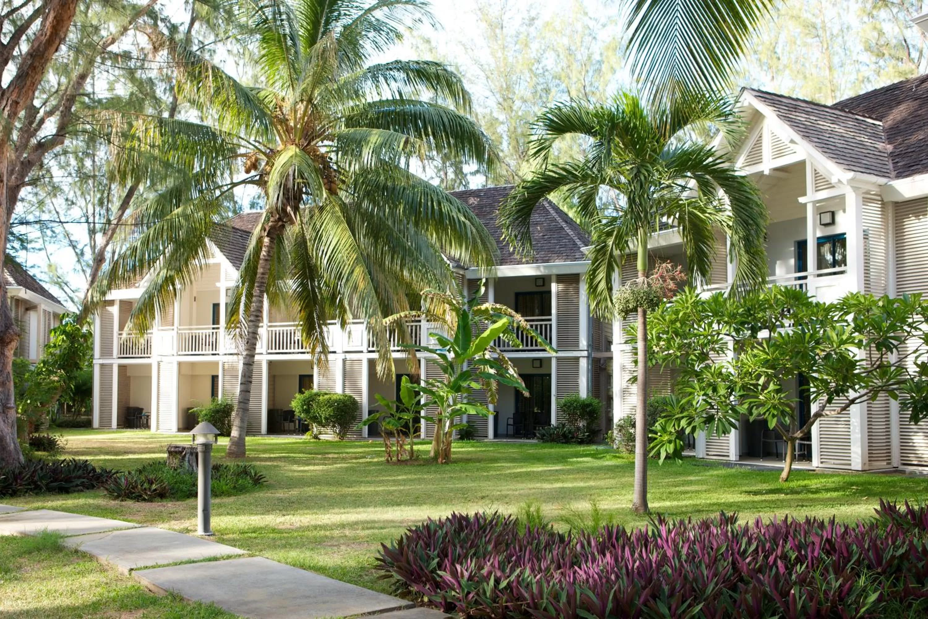 Facade/entrance in LUX* Saint Gilles Resort
