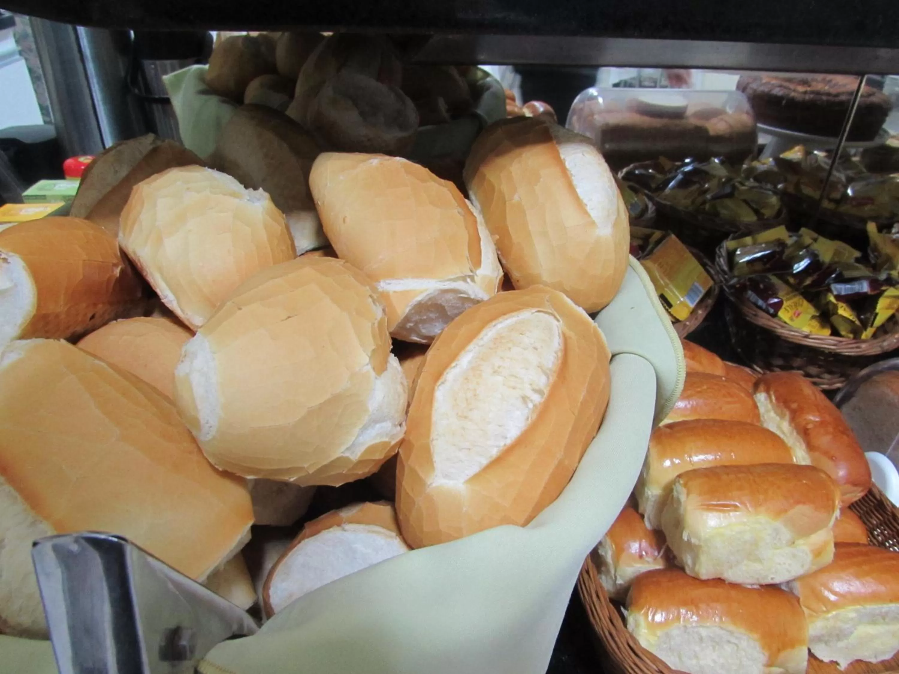 Food in Hotel Monteneve a 2 minutos do Bom Retiro, a 8 minutos da 25 de Março a 100 metros da estação de trem para Aeroporto Internacional de Guarulhos