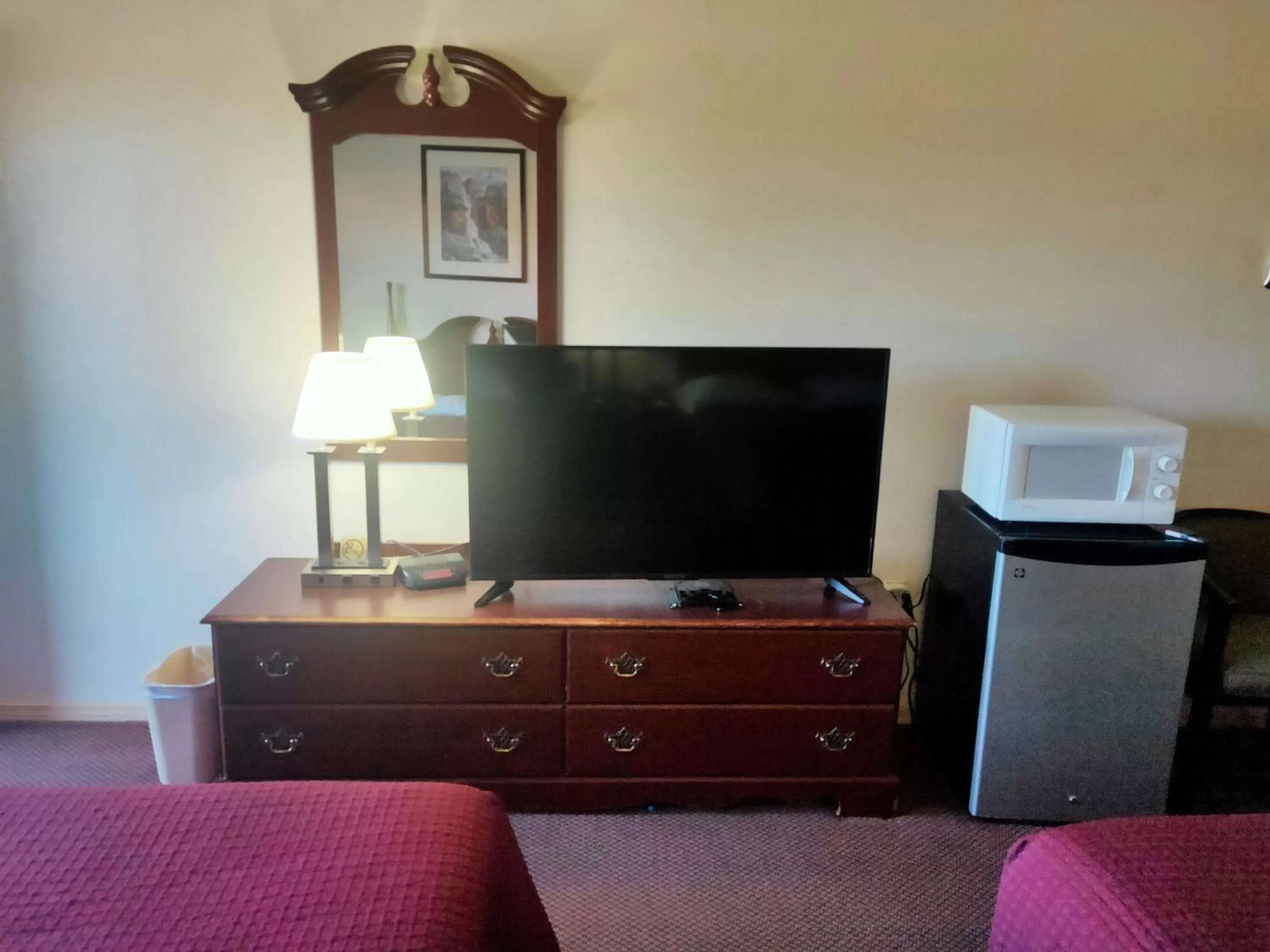 TV and multimedia, TV/Entertainment Center in El Rancho Motel