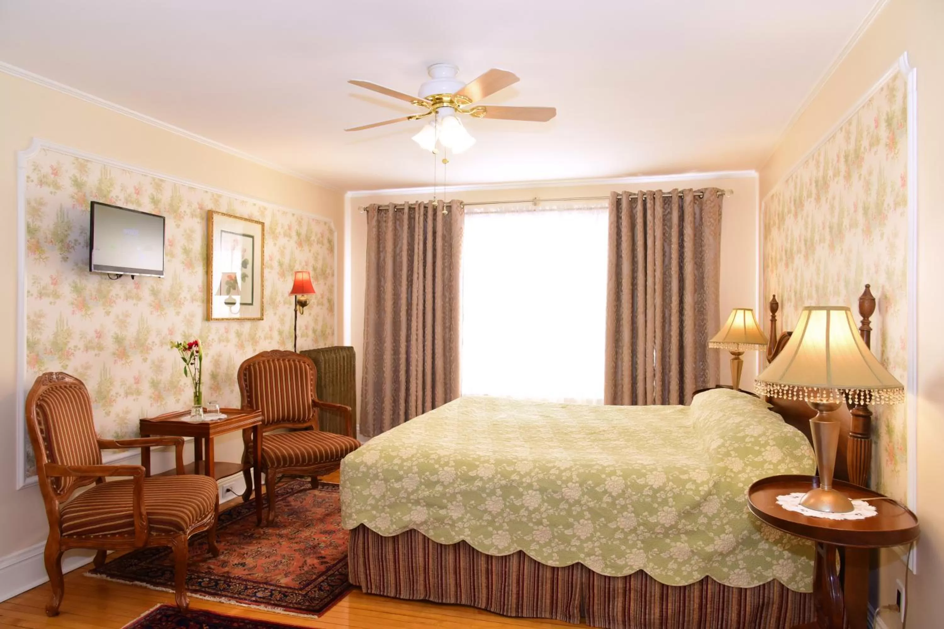 Deluxe King Room in Wainwright Inn