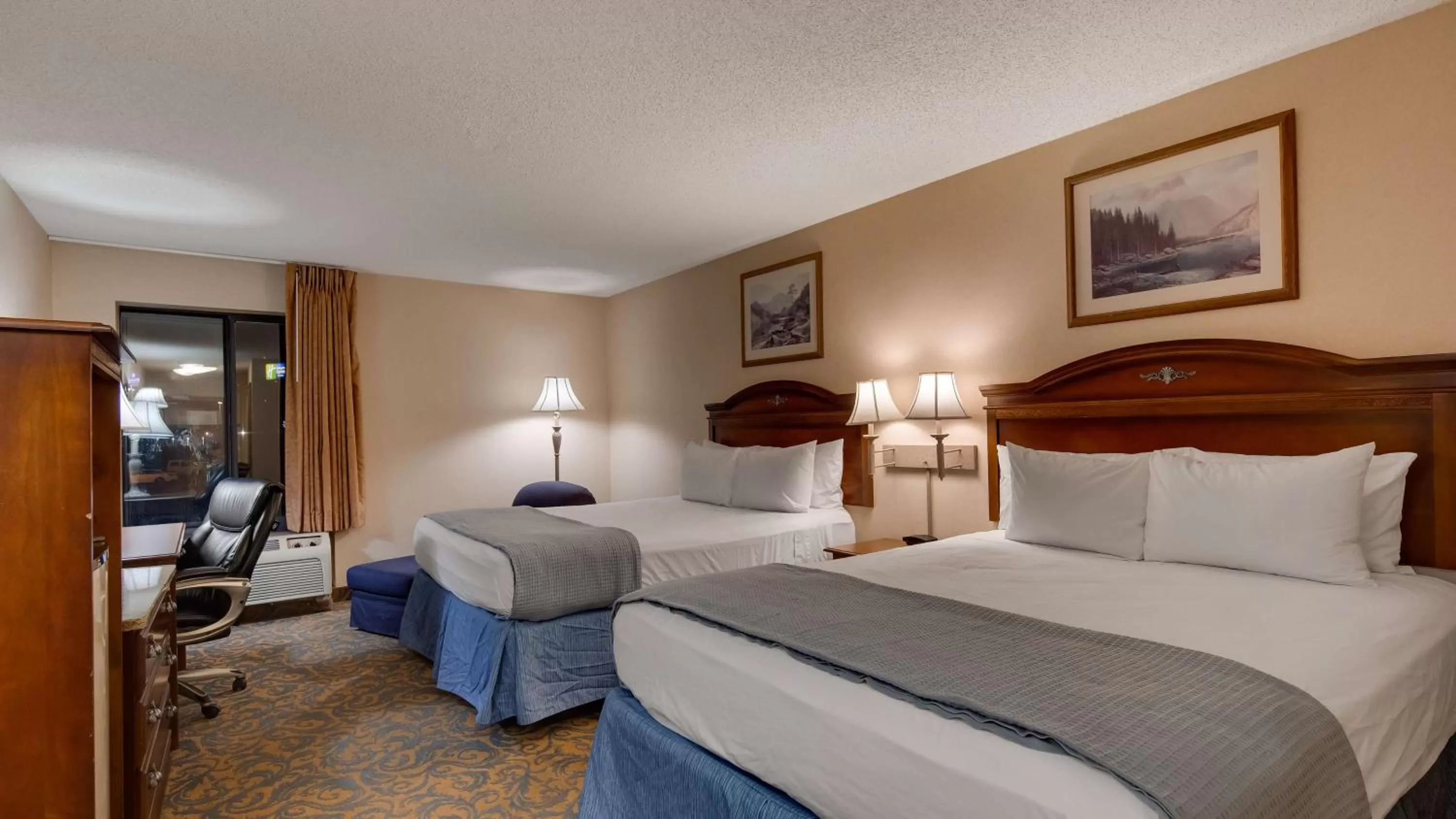 Photo of the whole room, Bed in SureStay Plus Hotel by Best Western Cheyenne