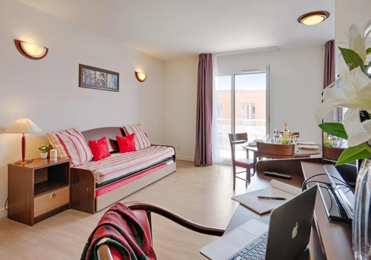 Living room in Zenitude Hôtel-Résidences Béziers Centre