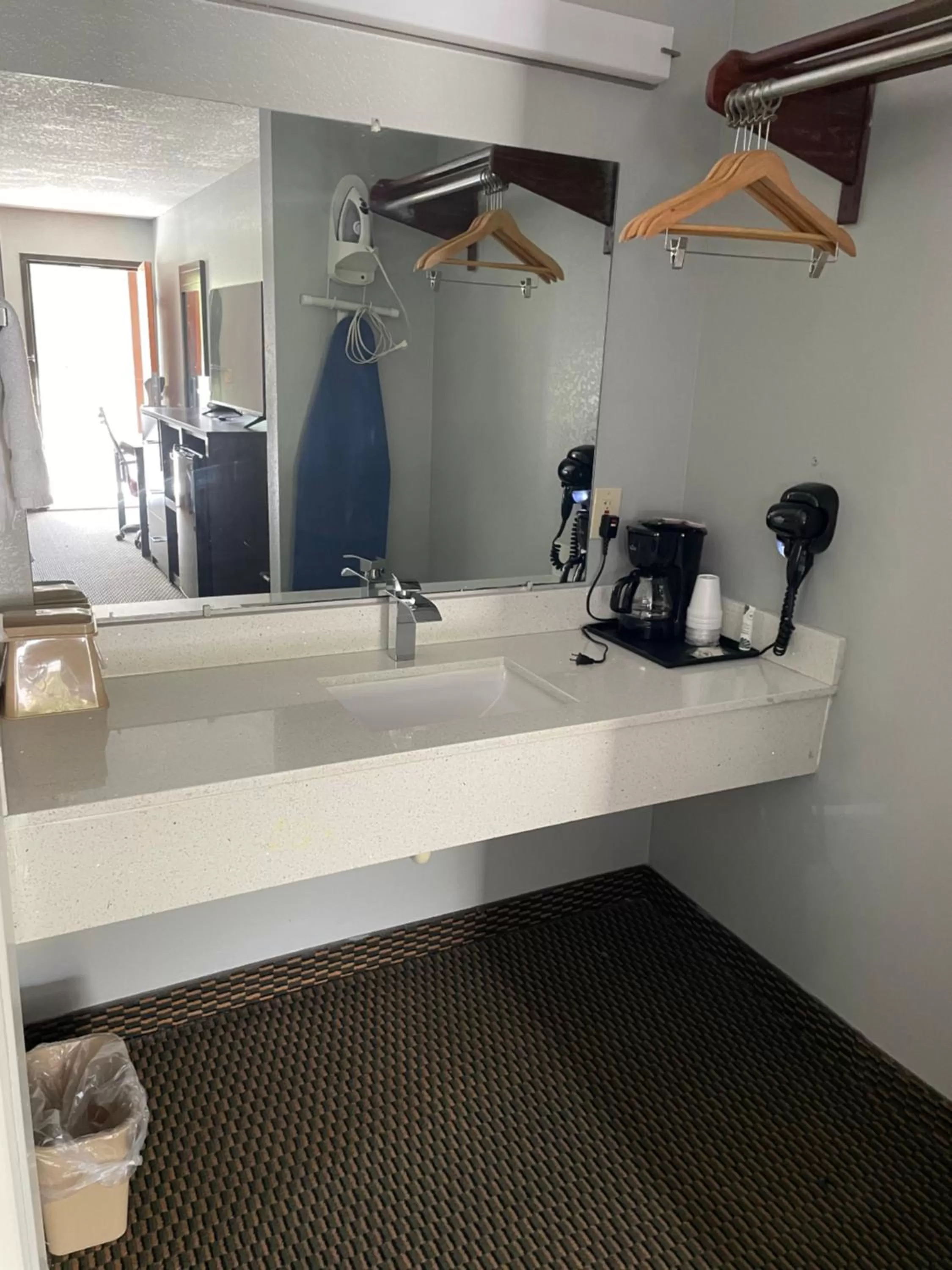 Clairmont Inn & Suites - Warren