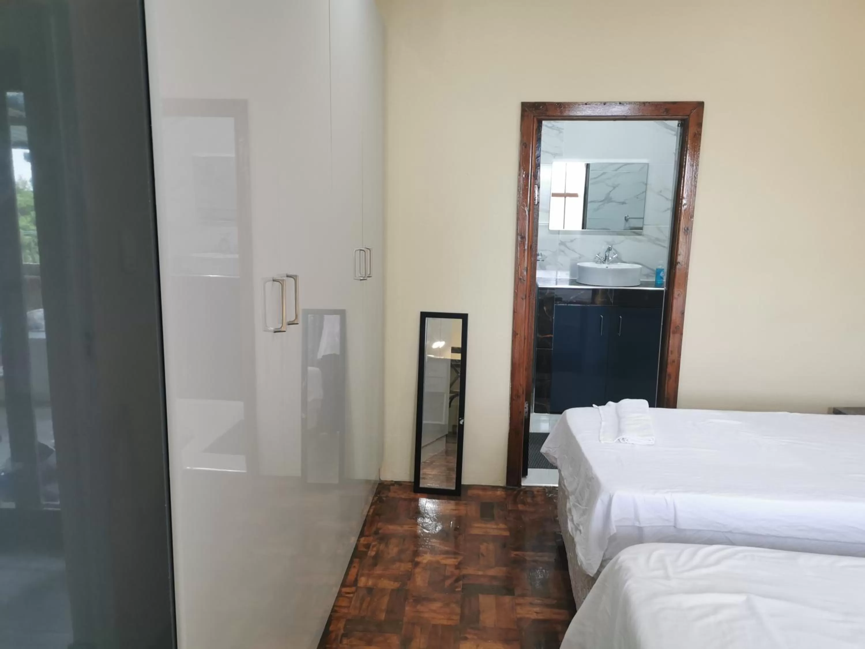 Property building, Bed in Gem of Manor drive