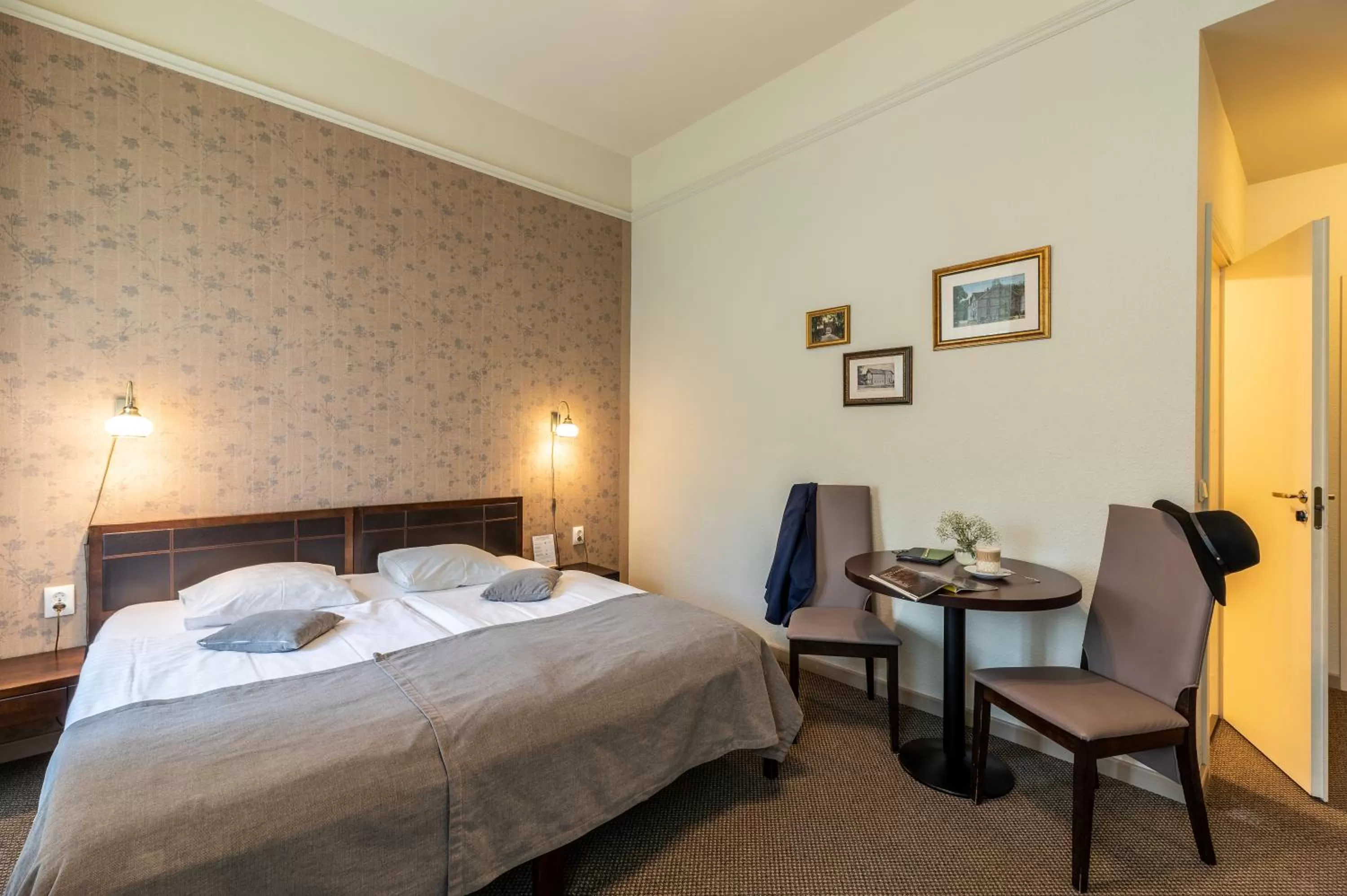 hair dresser, Bed in Hotel Sigulda