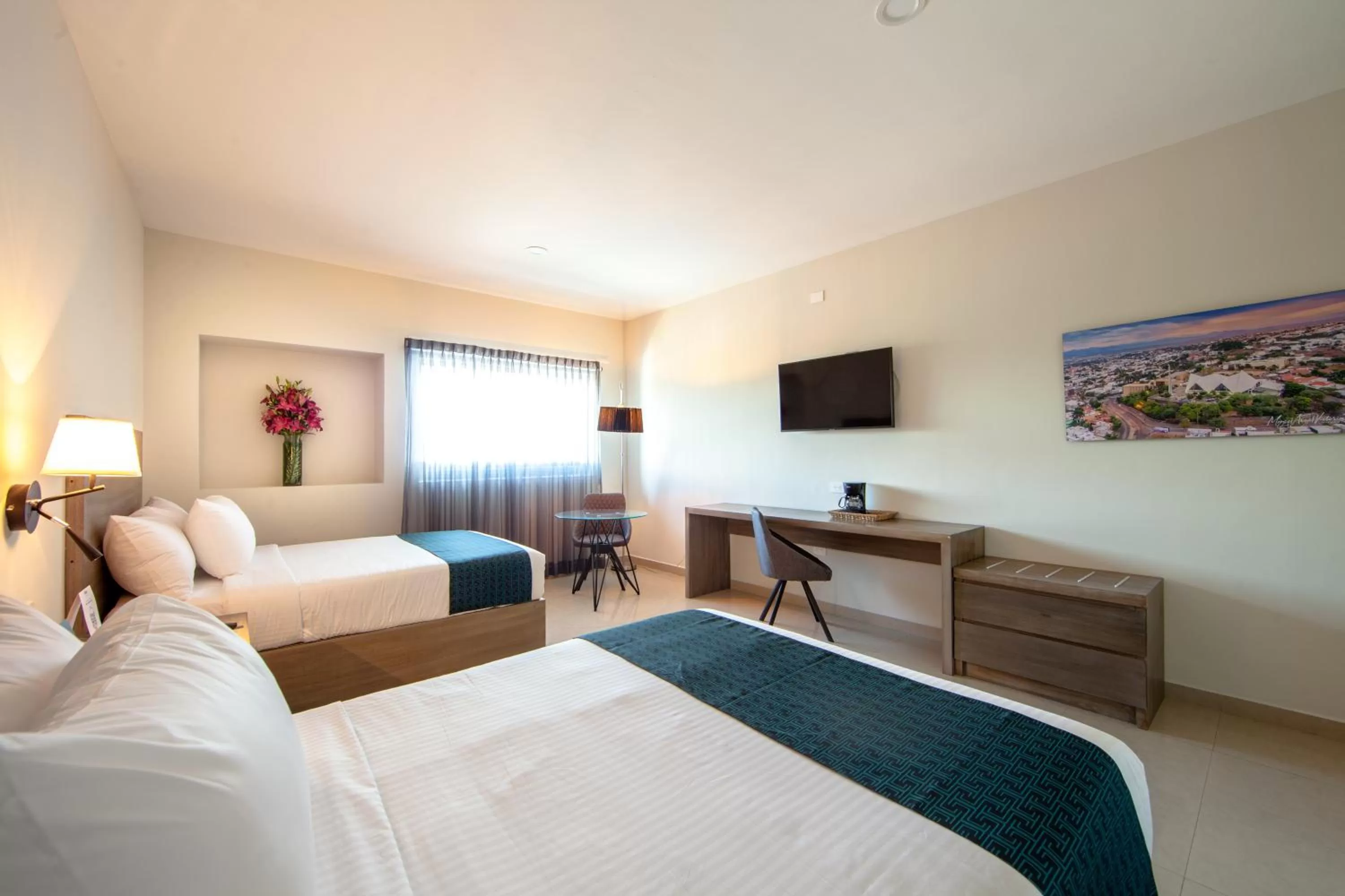 Photo of the whole room, Bed in InHouse Hotel Culiacán