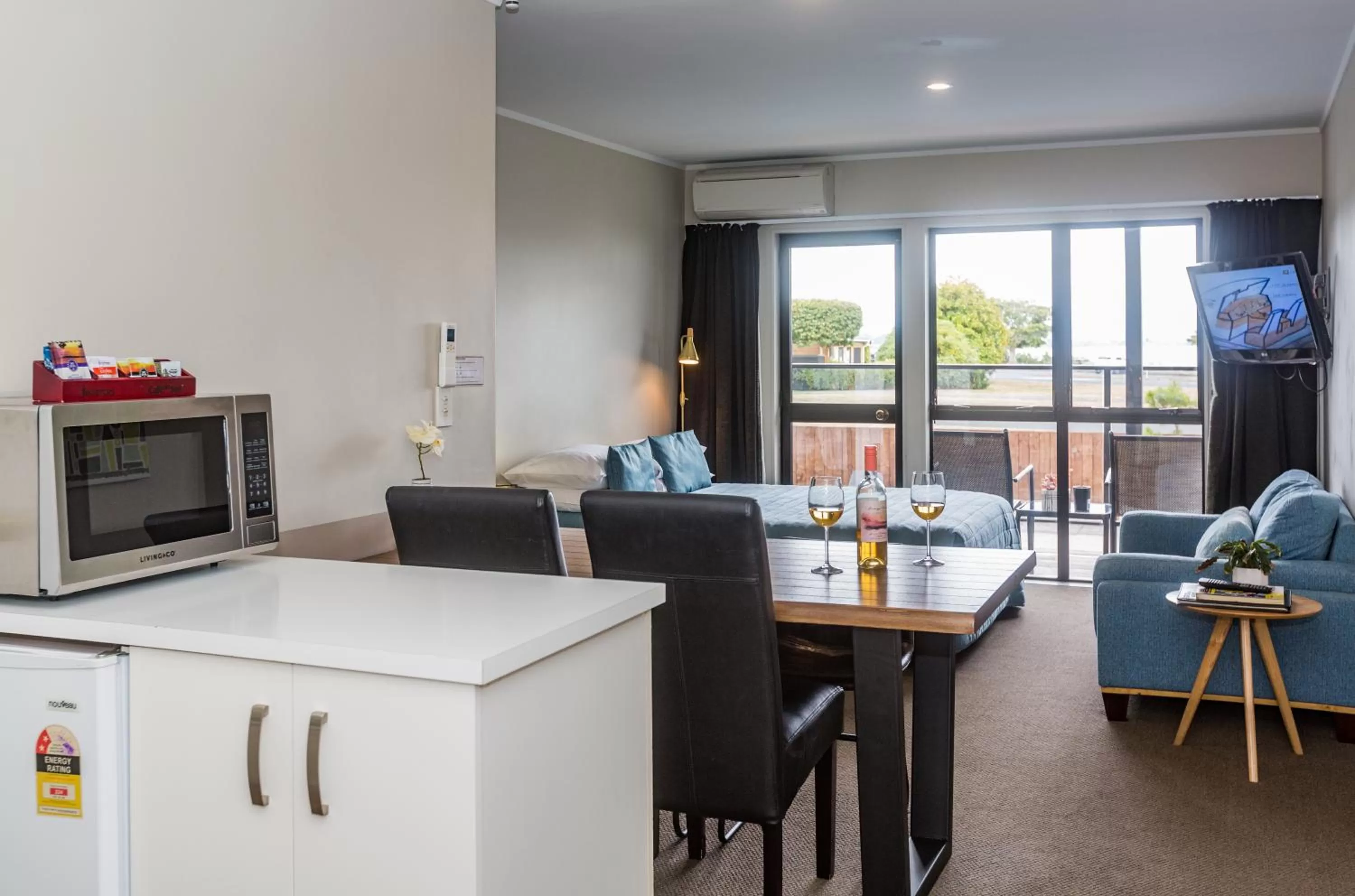 Communal lounge/ TV room in Le Chalet Suisse Motel Taupo