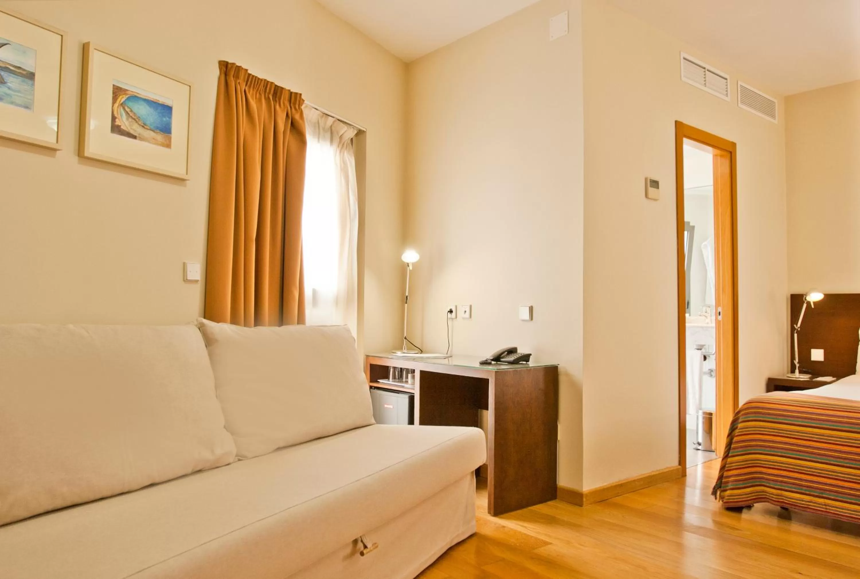 Photo of the whole room, Bed in Hotel Apartamentos Patagonia Sur