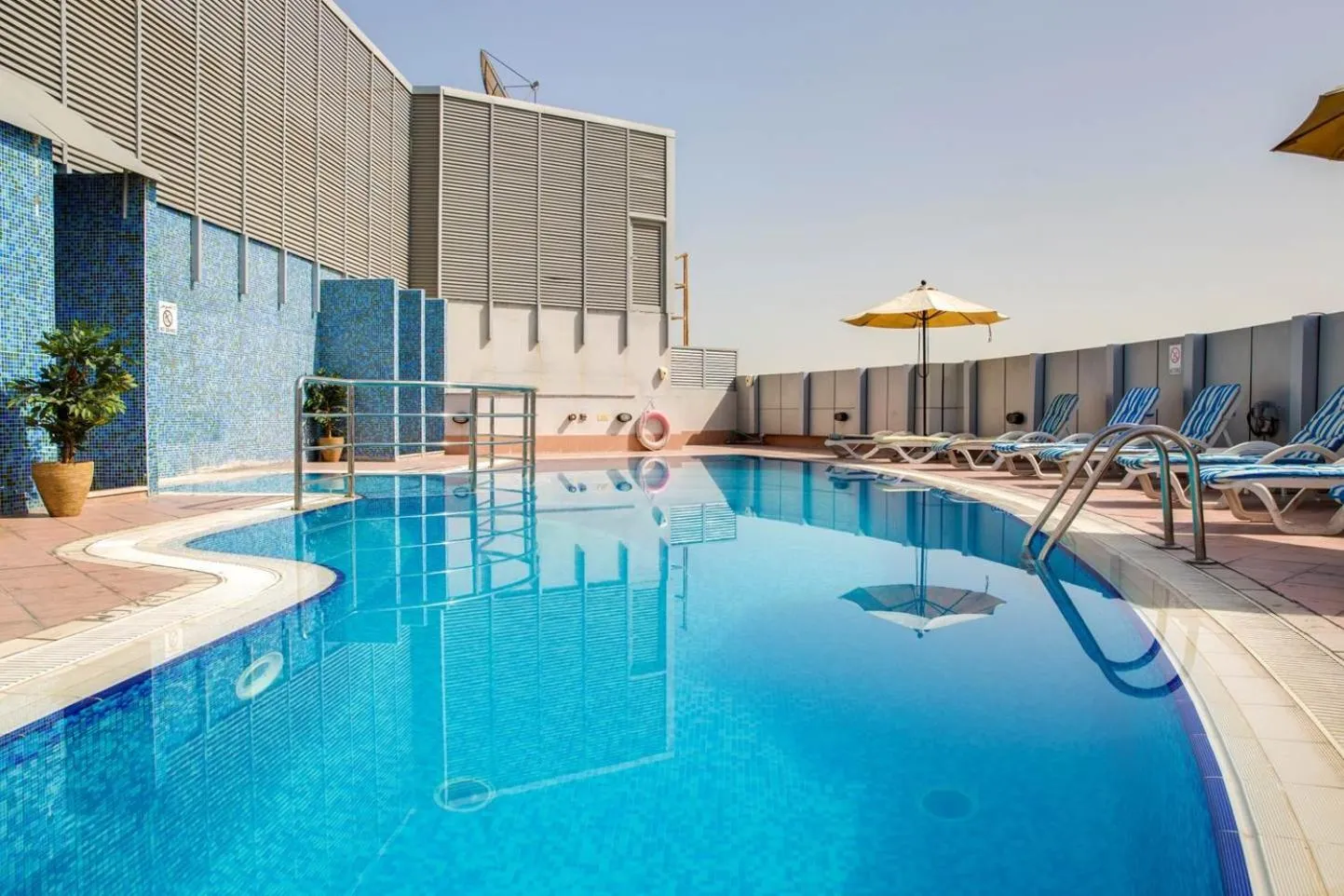 Swimming pool in Pearl Executive Hotel Apartments