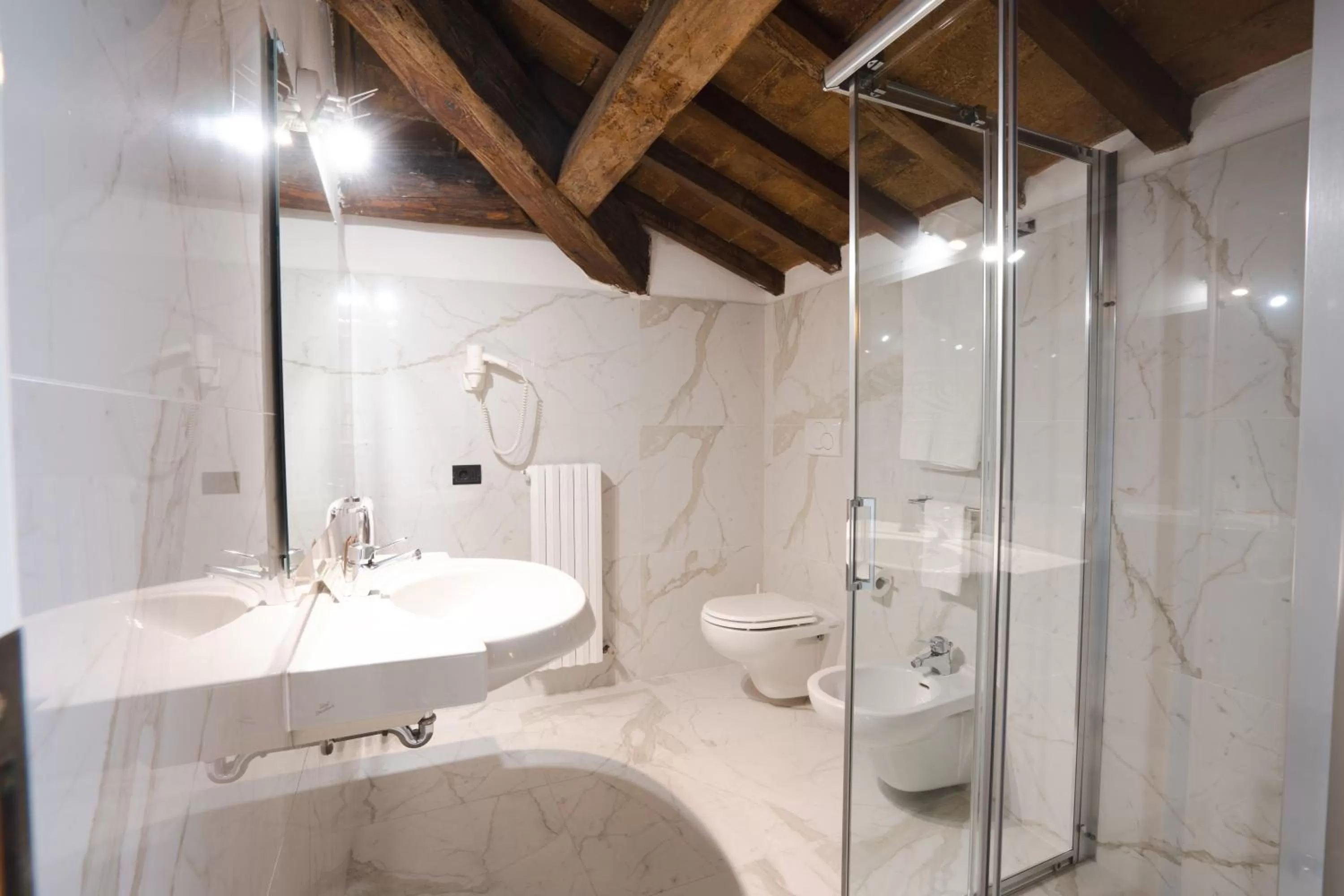 Shower in Rechigi Park Hotel