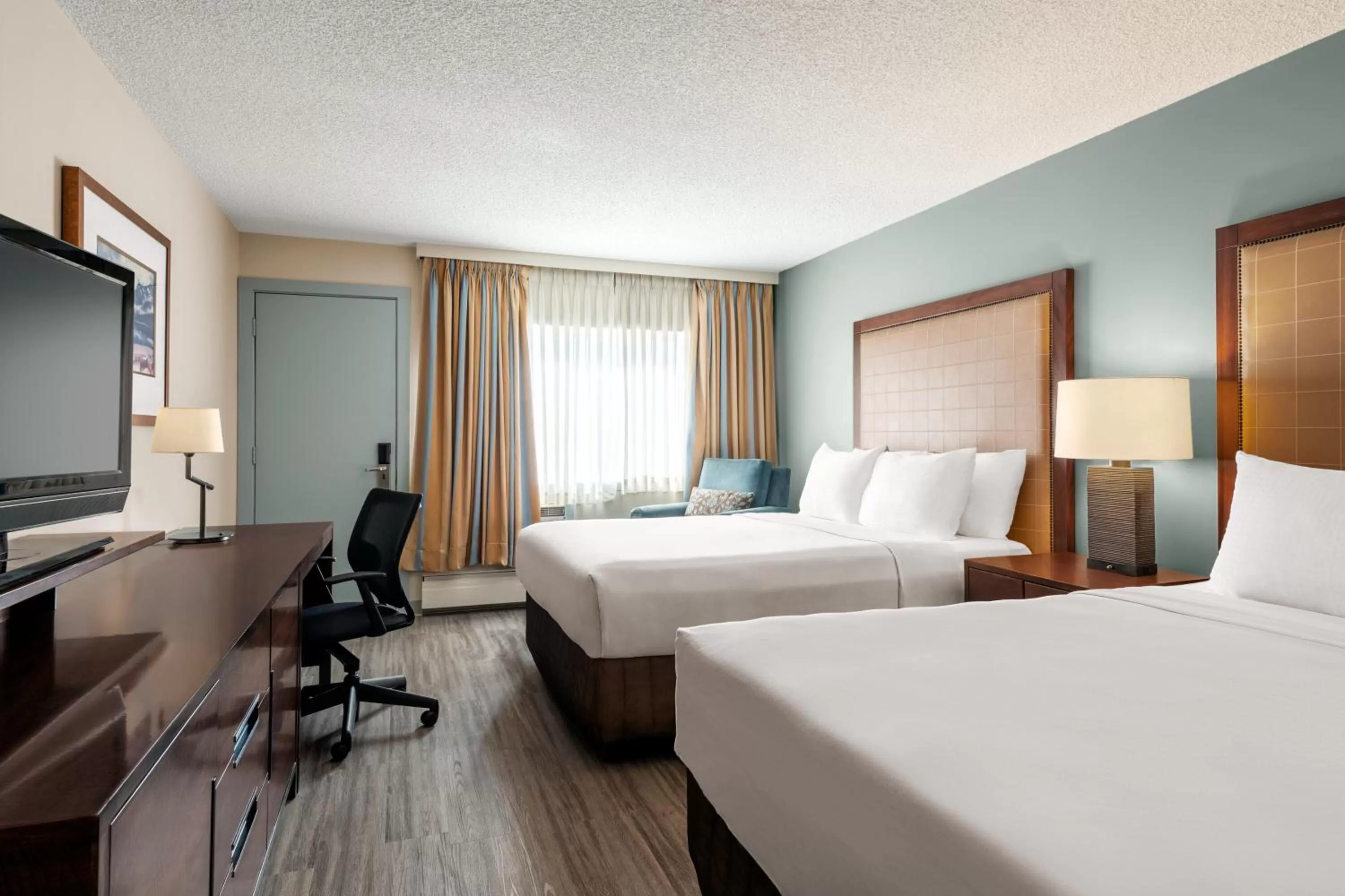 Bedroom, Bed in Travelodge by Wyndham Calgary South