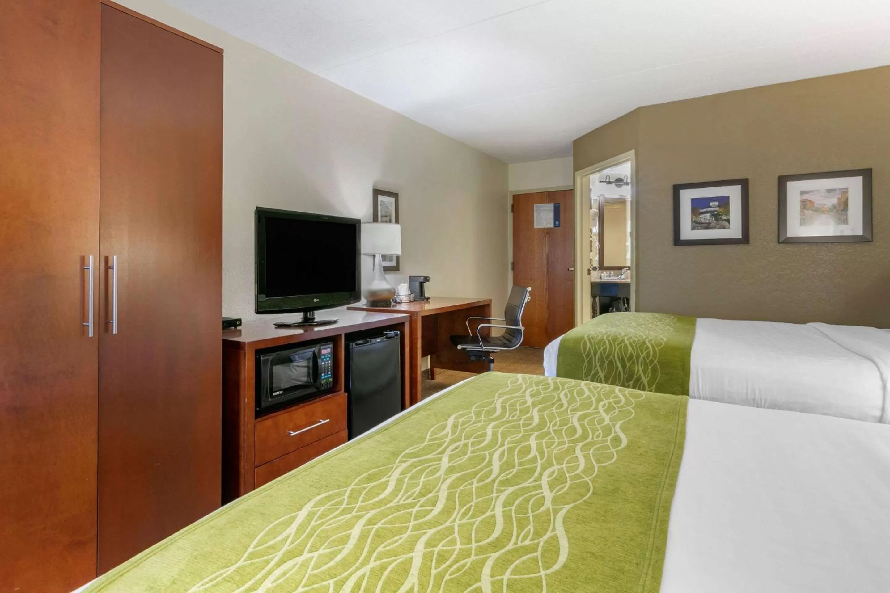 Photo of the whole room, Bed in Comfort Inn Chattanooga Downtown Southside
