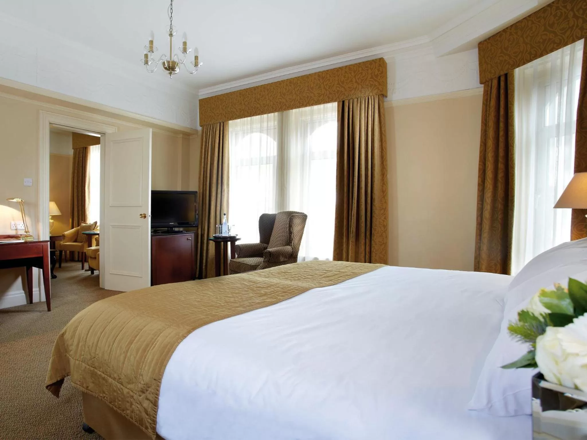 Bed in Macdonald Burlington Hotel