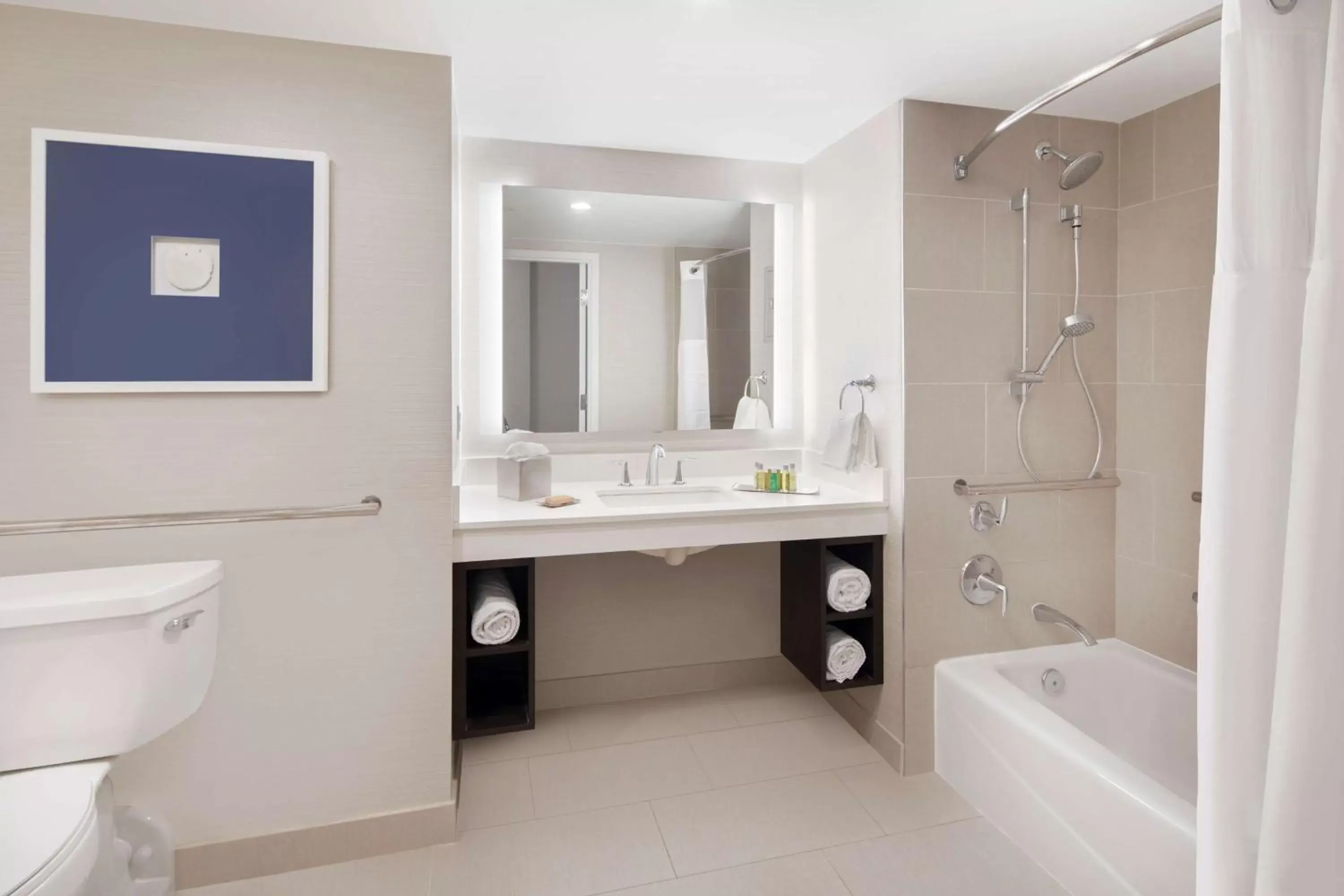 Queen Room - Disability Access in DoubleTree by Hilton Hotel Deerfield Beach Boca Raton Queen Room - Disability Access in DoubleTree by Hilton Hotel Deerfield Beach Boca Raton