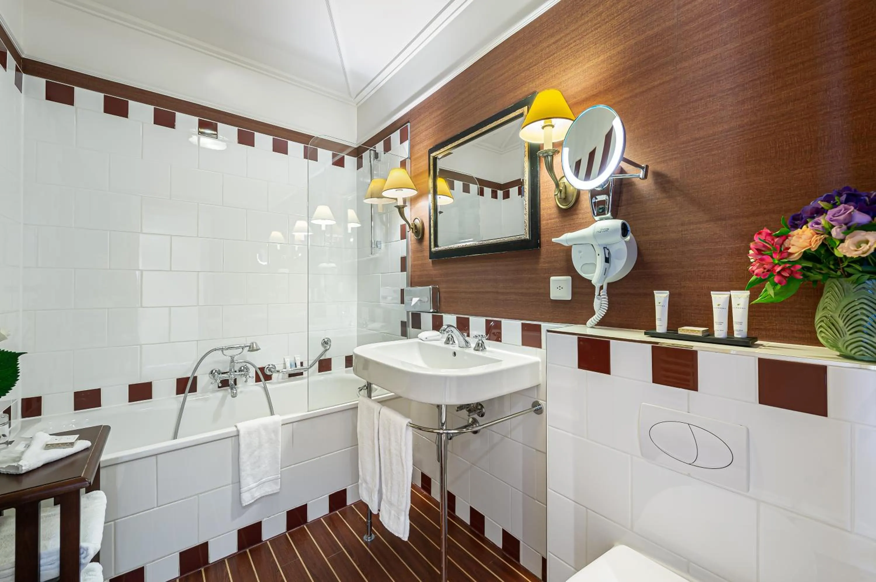 Bathroom in Kipling Manotel