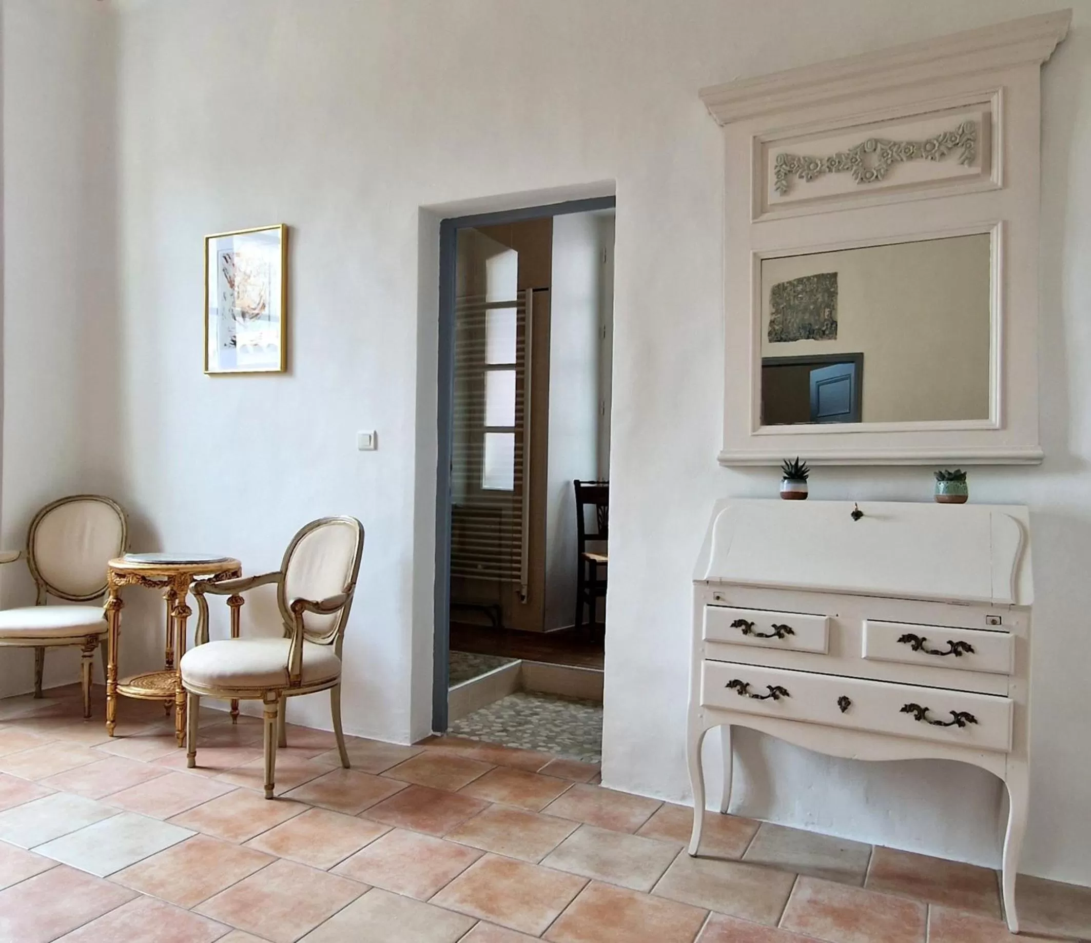 Seating area in La Tour de Pezene