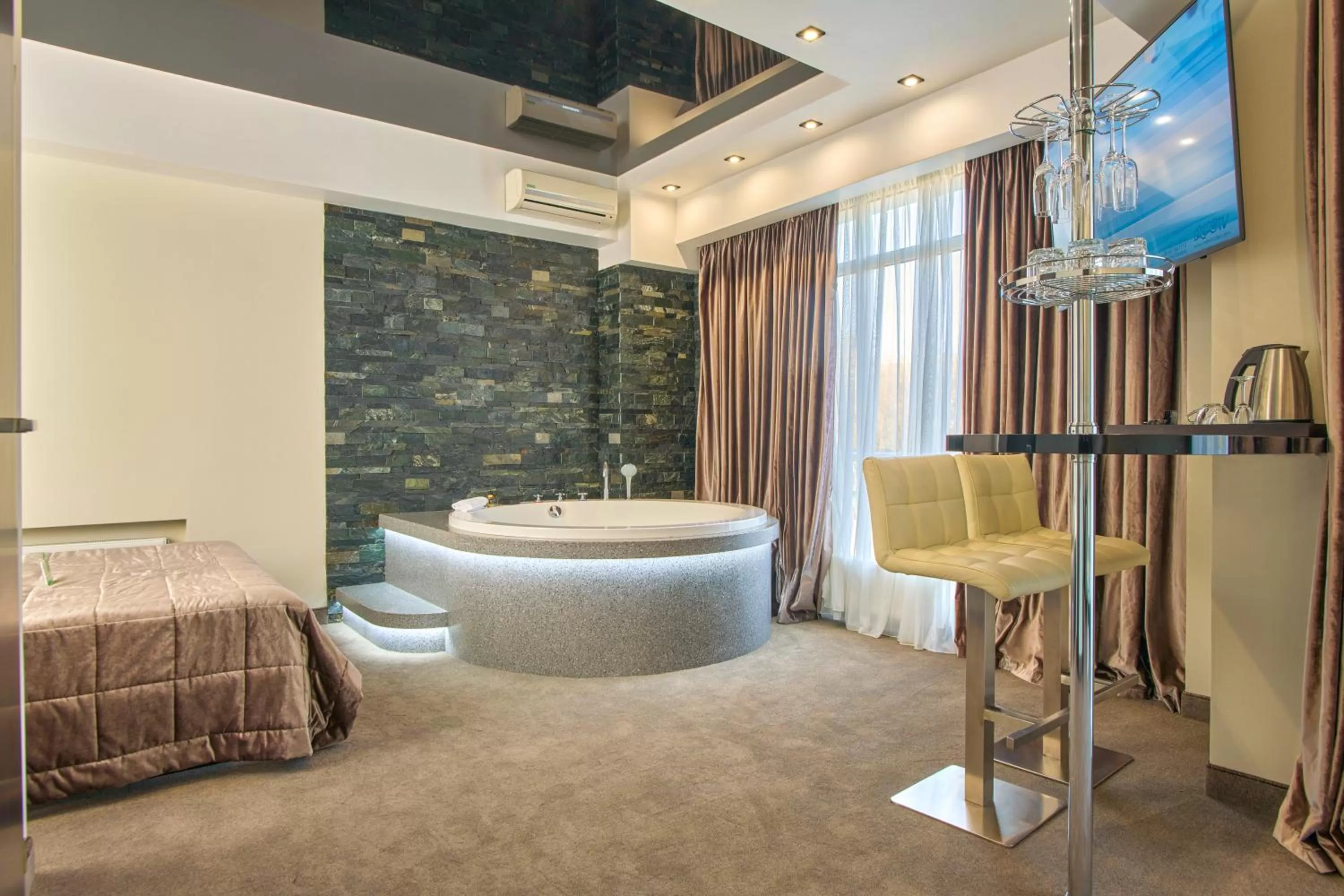 Photo of the whole room in Hotel & Spa NEMO with dolphins