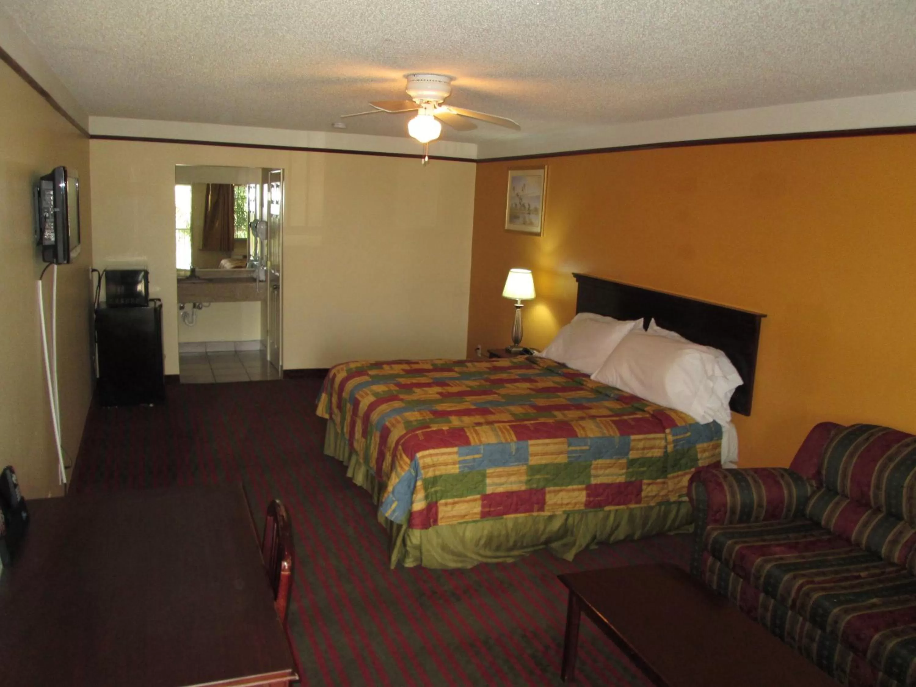 Bed in Deluxe Inn and Suites