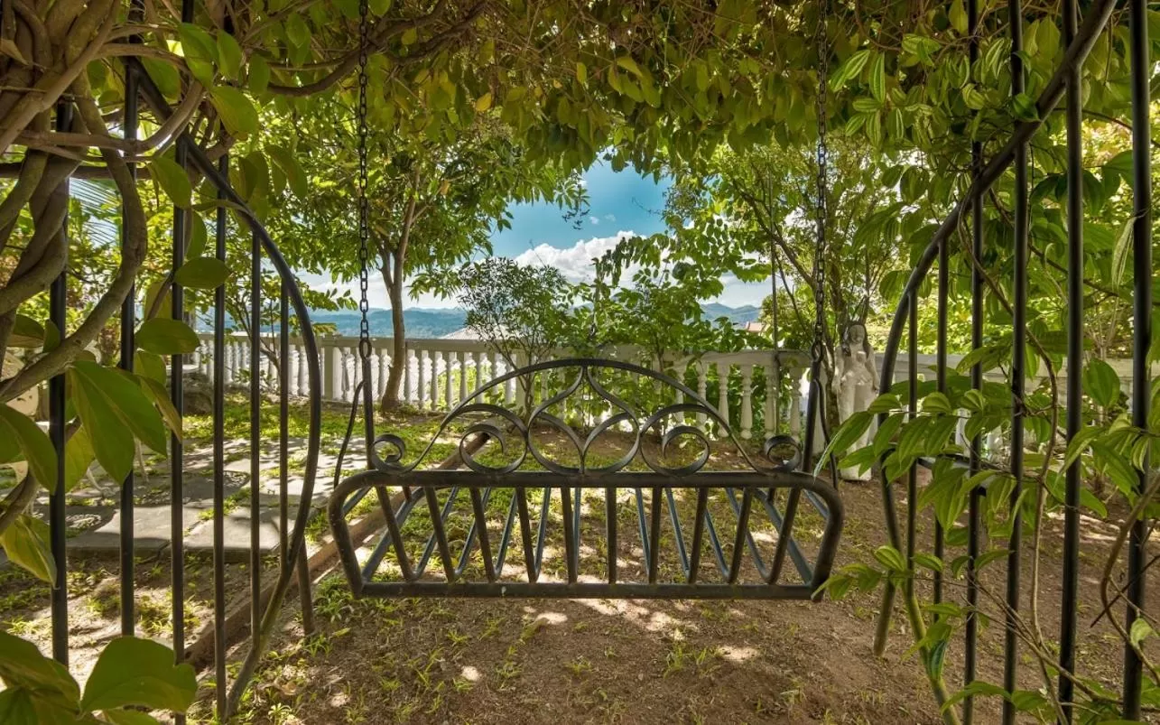 Garden in Ceylon Breeze