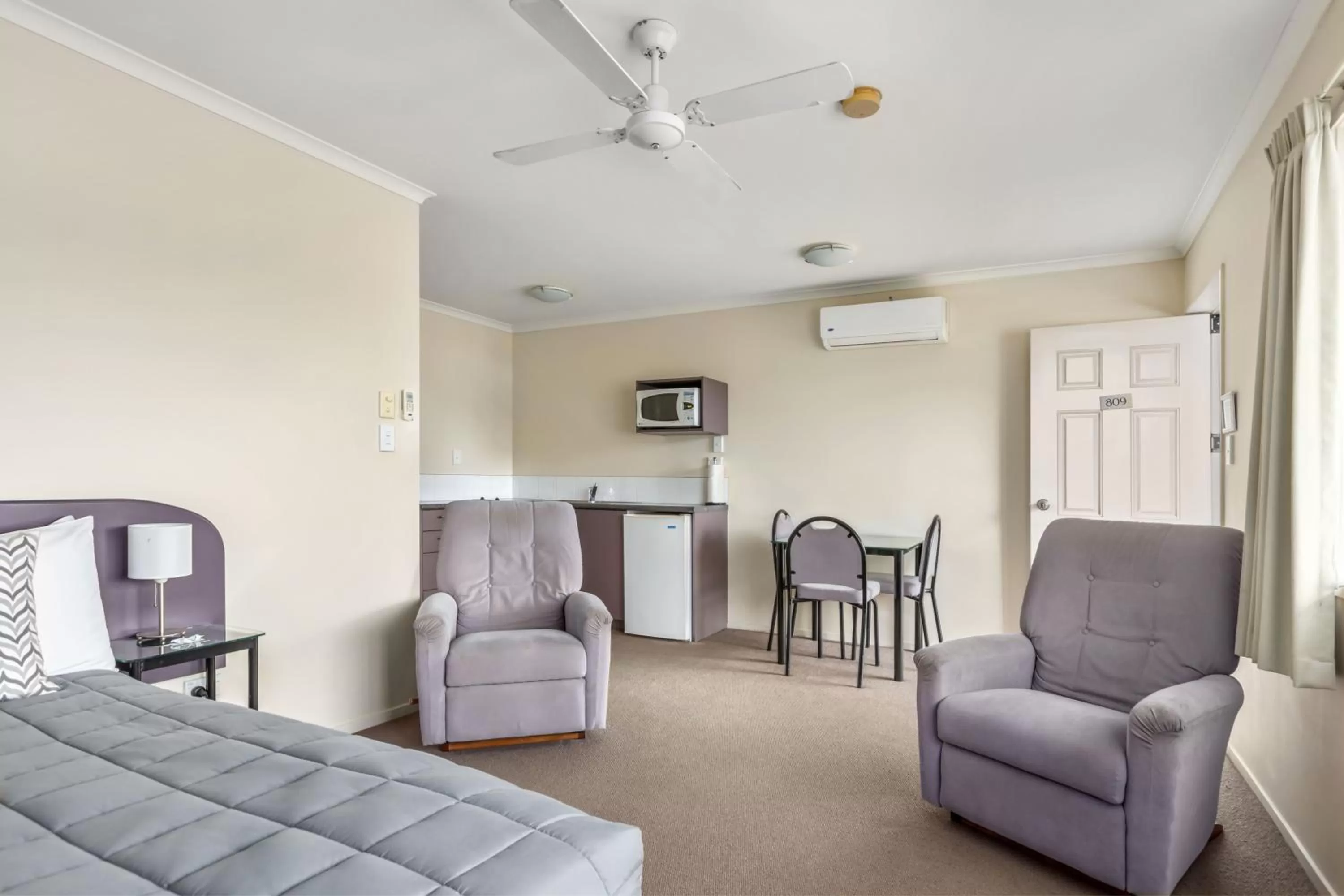 TV and multimedia, Seating Area in BK's Chardonnay Motor Lodge