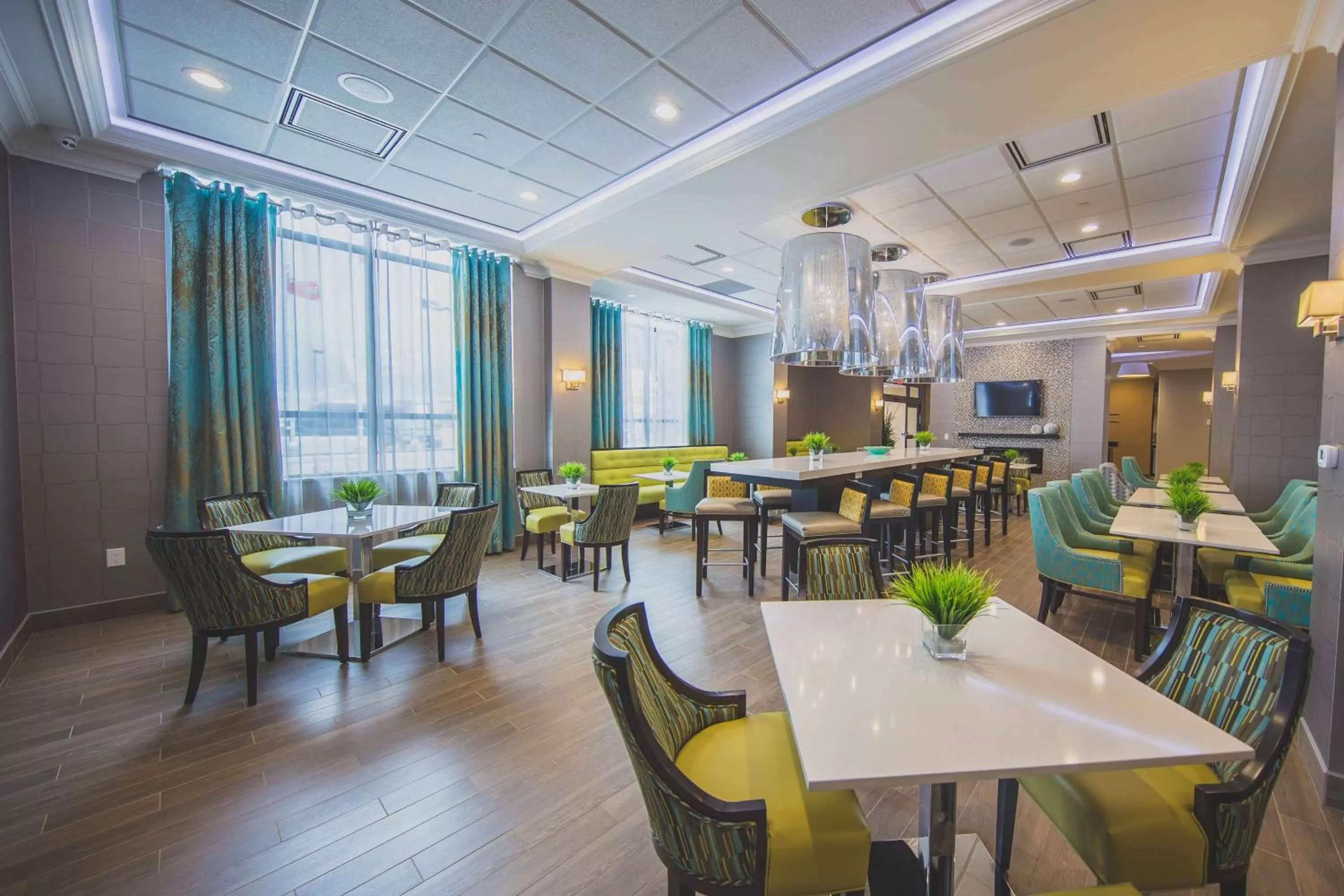 Dining area in Hampton Inn & Suites by Hilton Bolton
