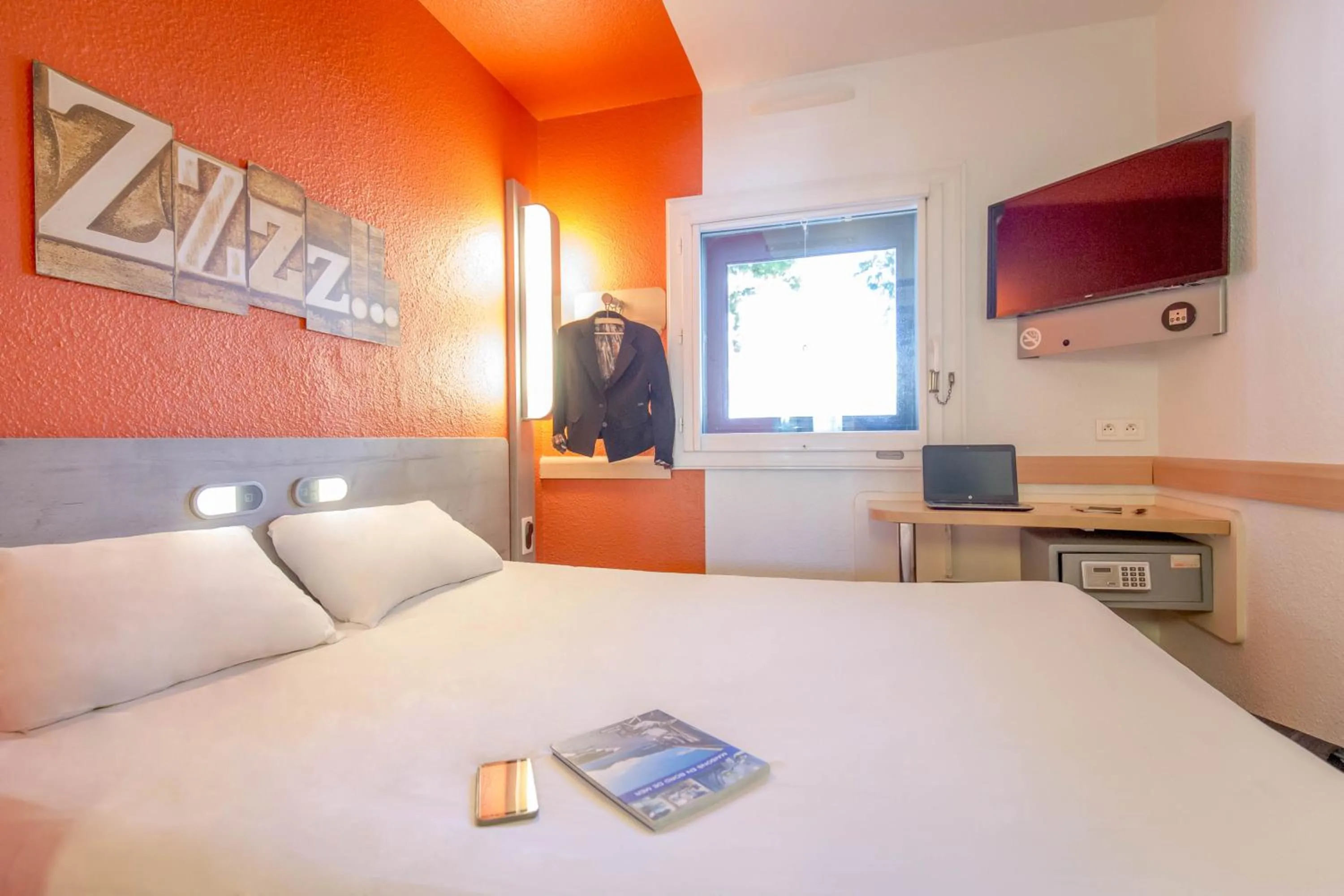 Bedroom, Bed in Ibis Budget Marseille Timone