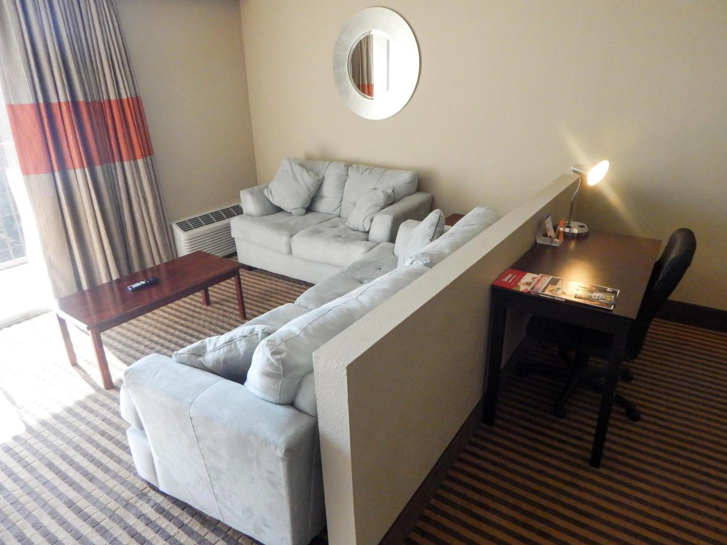 Living room, Bed in Howard Johnson by Wyndham Arlington Ballpark / Six Flags