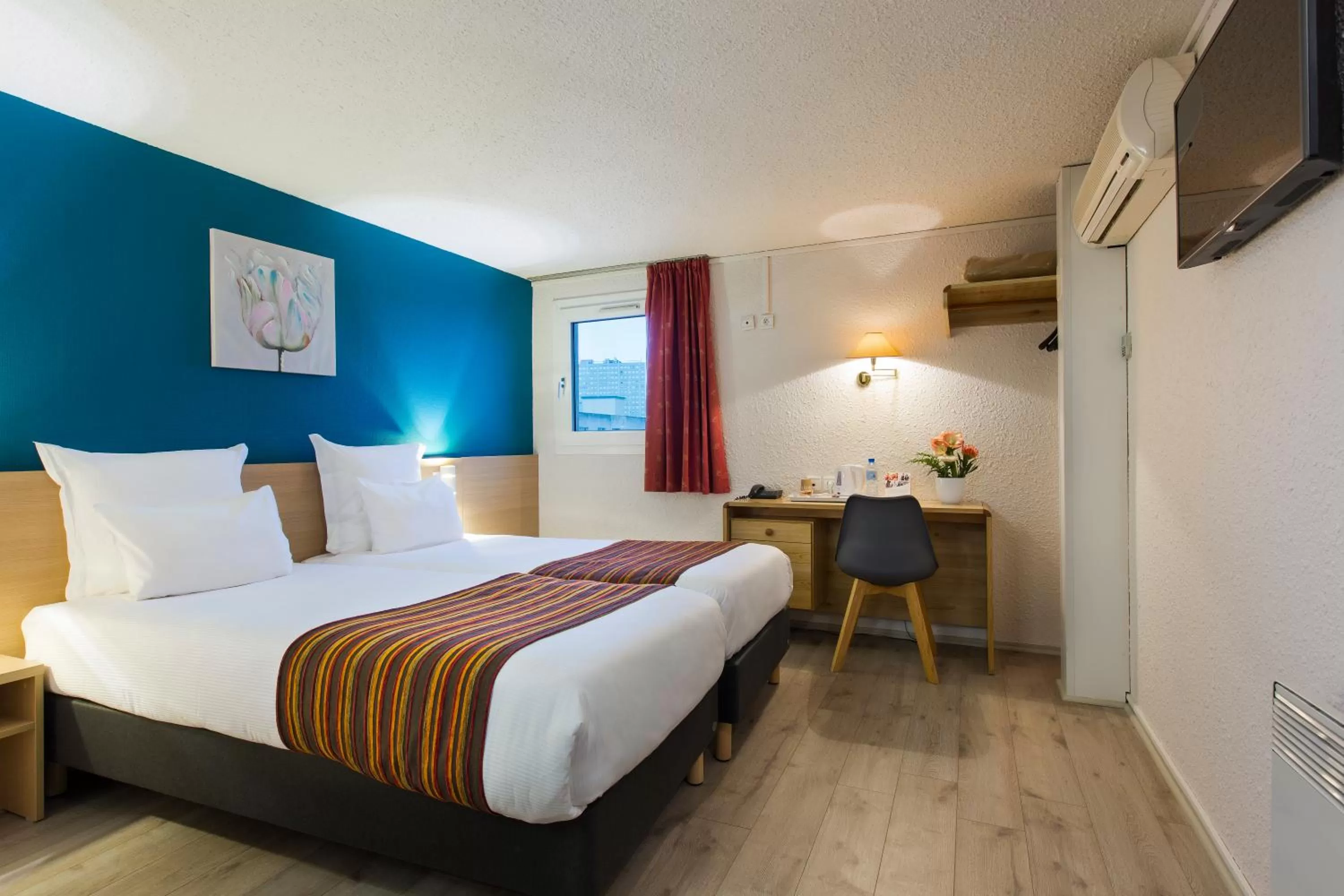 Standard Twin Room - Non-Smoking in Comfort Hotel Montlucon