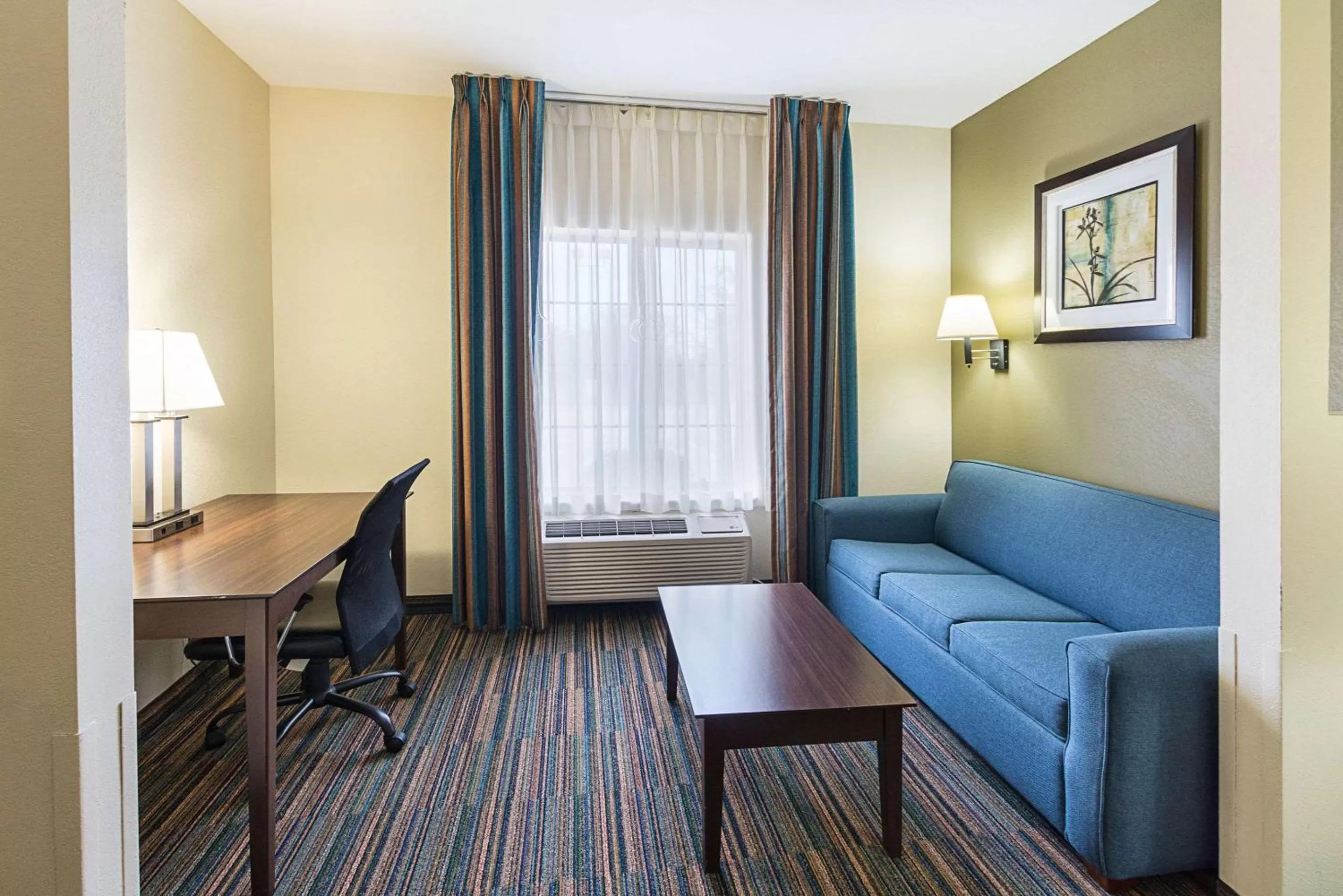 Photo of the whole room in Quality Suites Temple I-35