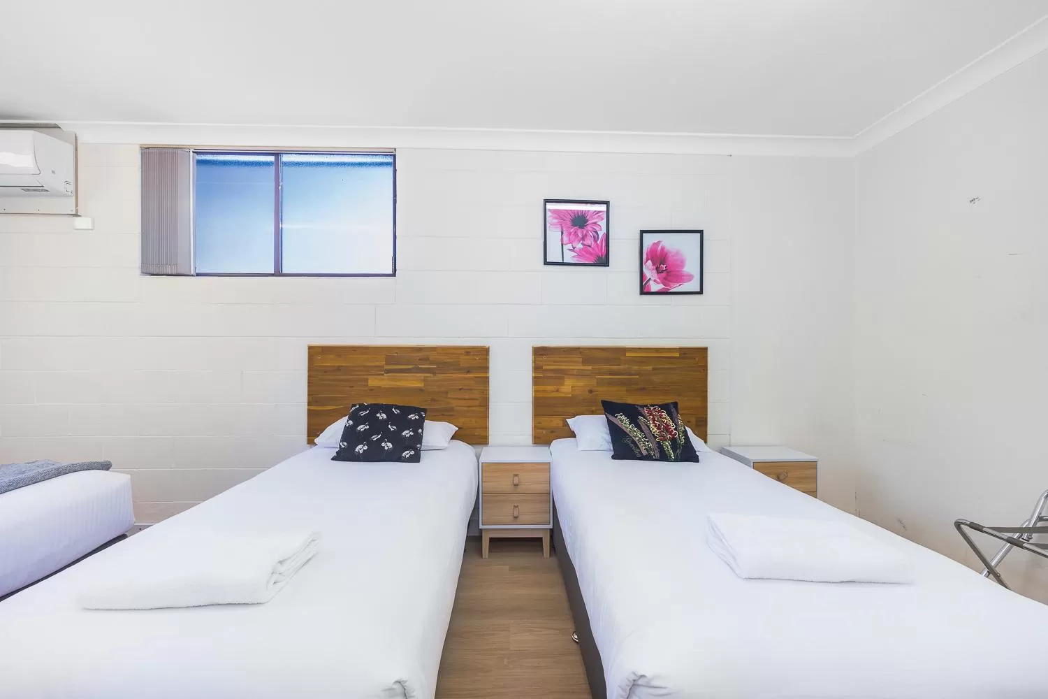 Bed in Plainsman Motel