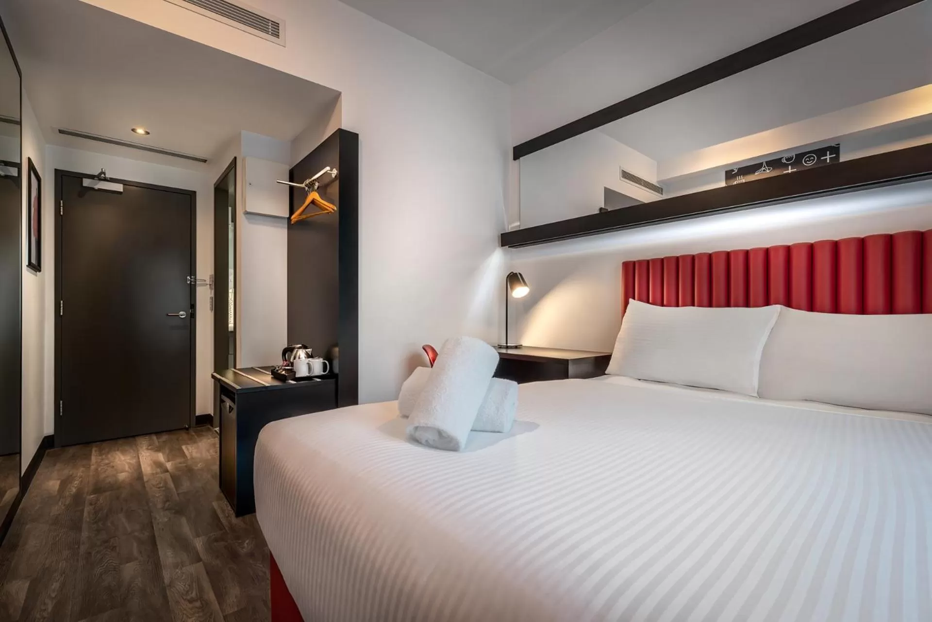 Bathroom, Bed in Essence Hotel Carlton