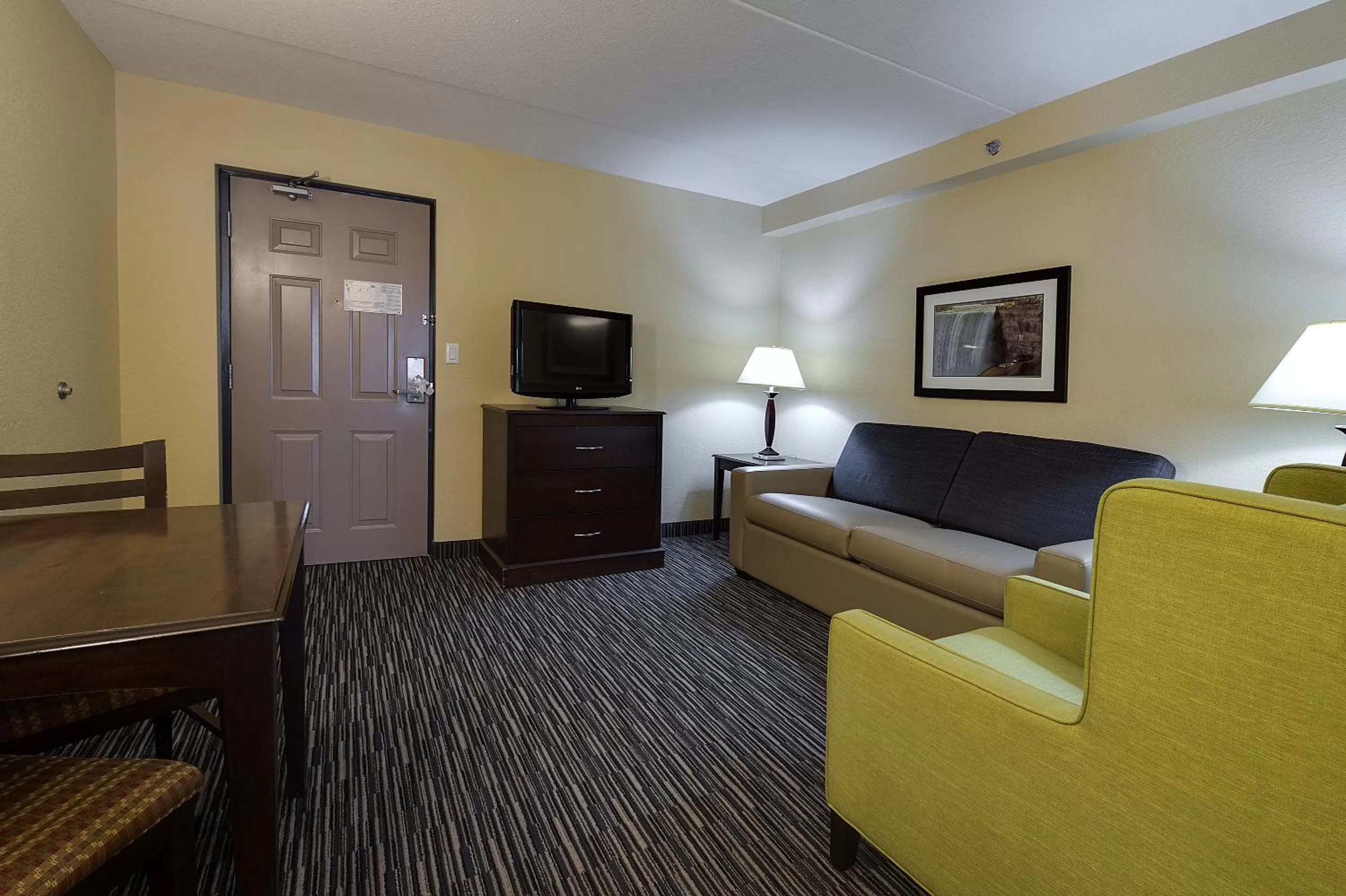 Bed in Country Inn & Suites by Radisson, Niagara Falls, ON