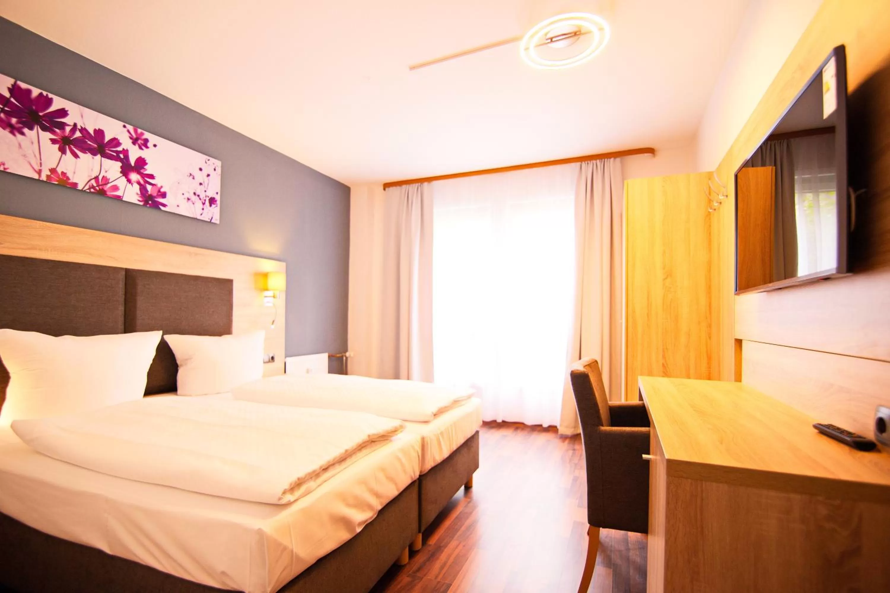 Photo of the whole room, Bed in BlnCty Hotel