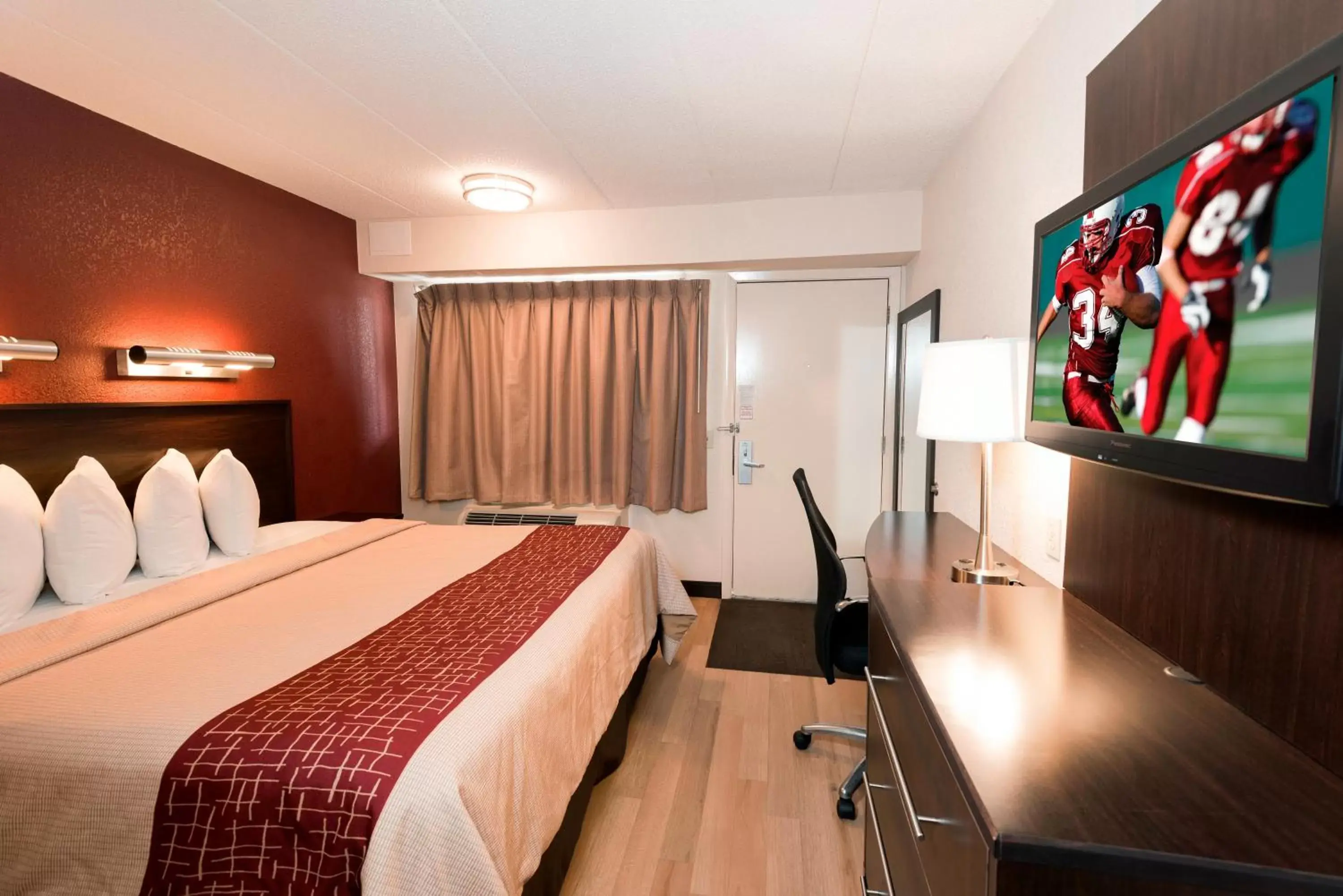 Deluxe King Room Smoke Free in Red Roof Inn Benton Harbor - St. Joseph Deluxe King Room Smoke Free in Red Roof Inn Benton Harbor - St. Joseph