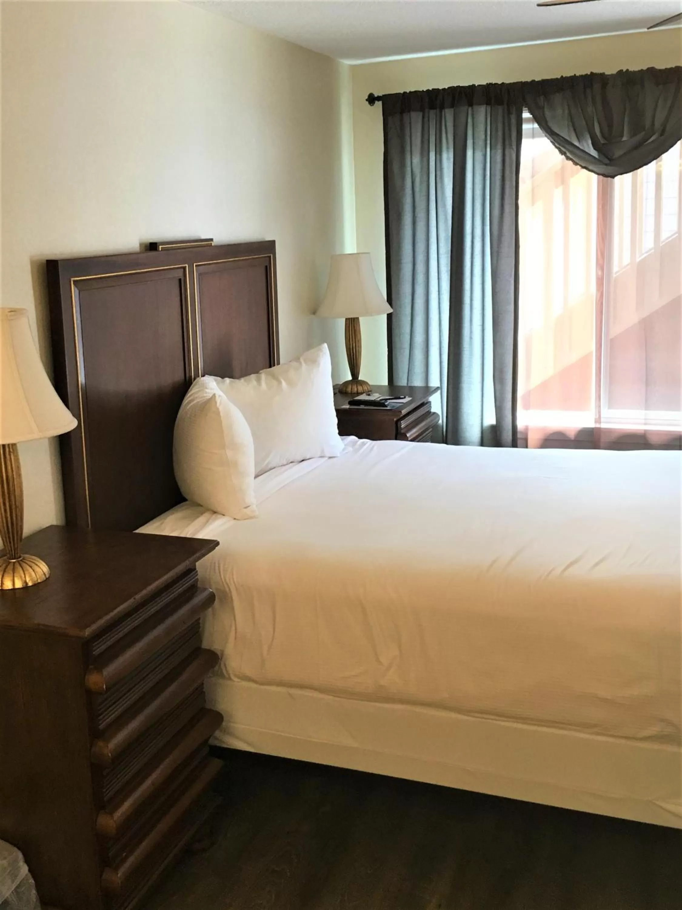 Bed in The Waldport Inn