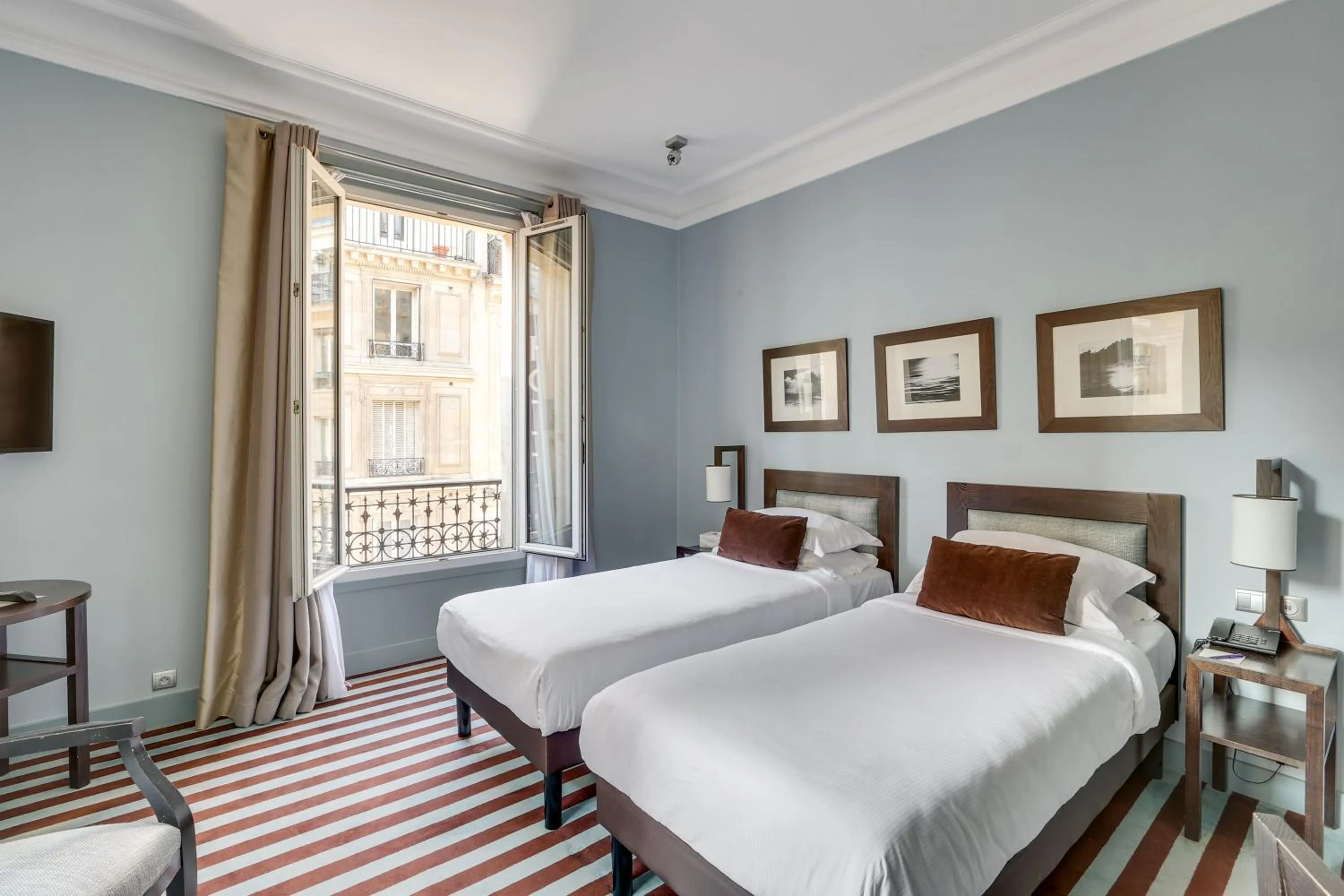 Photo of the whole room, Bed in Hotel Duret Paris Champs Elysées