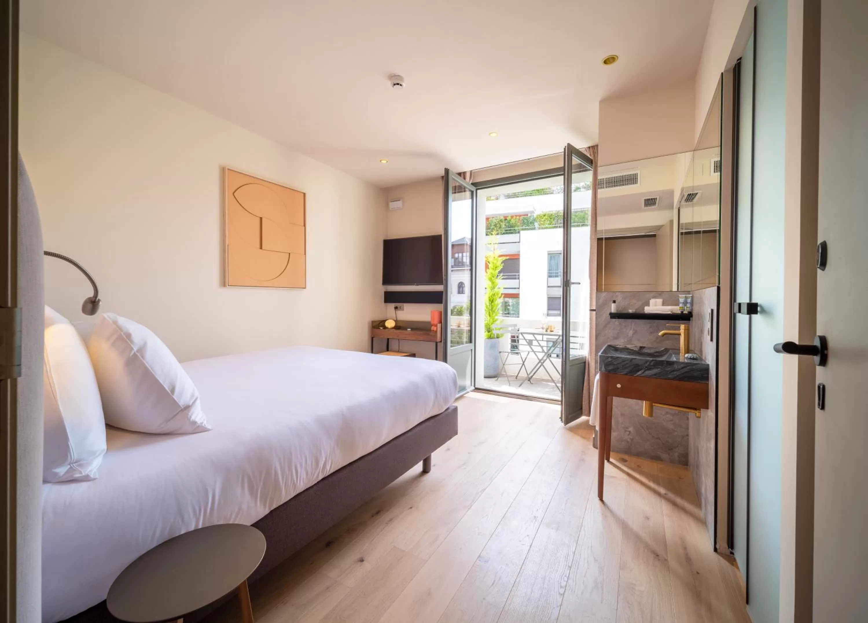 TV and multimedia, Bed in Hébé Hotel