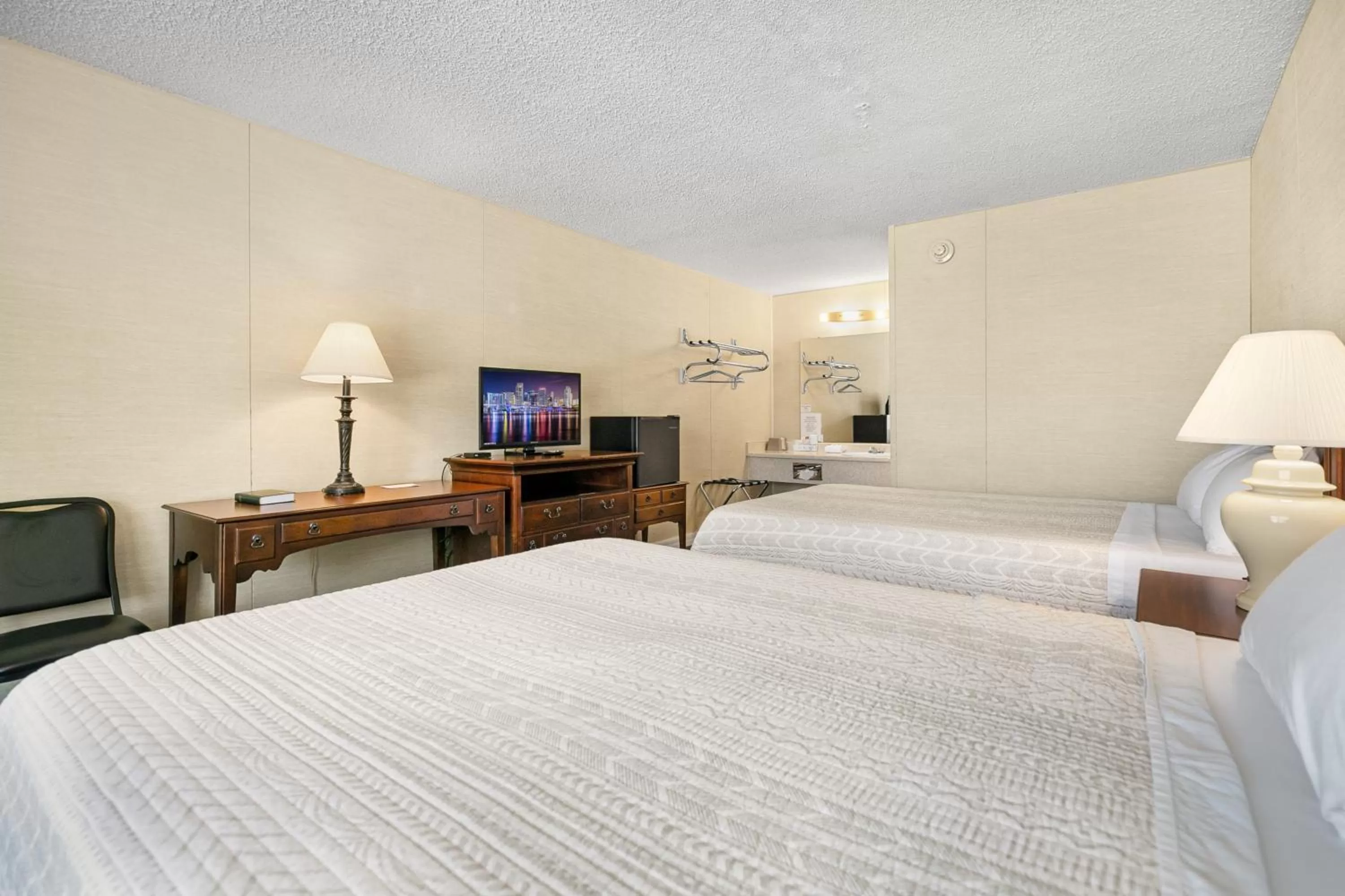 Bed in Candlewick Inn and Suites