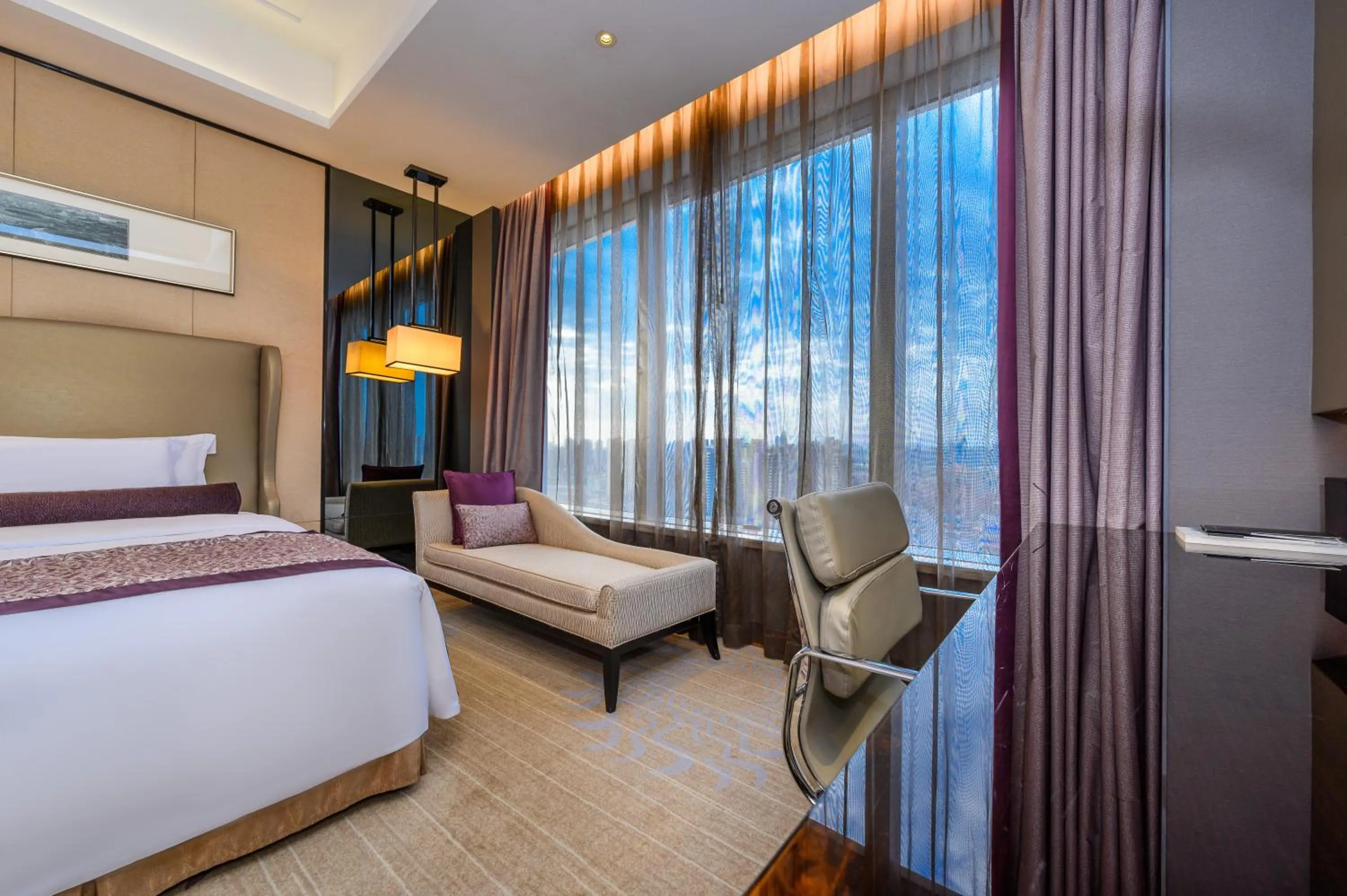 Bed in Crowne Plaza Huizhou by IHG