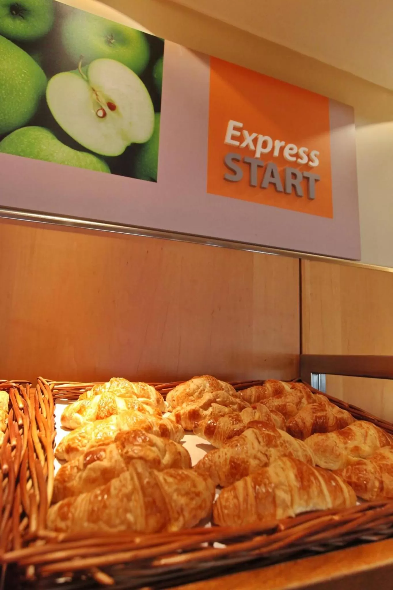 Restaurant/places to eat in Holiday Inn Express Birmingham Redditch by IHG