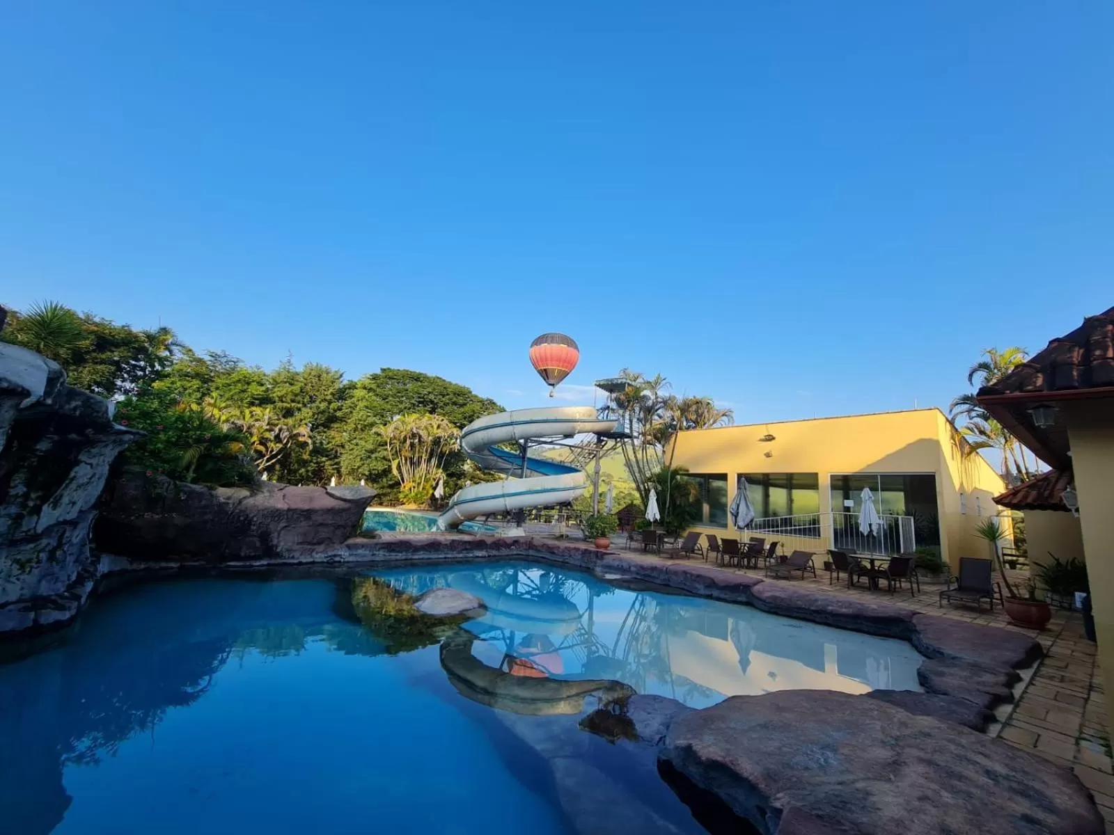 Property building, Swimming Pool in Pousada Le Sapê