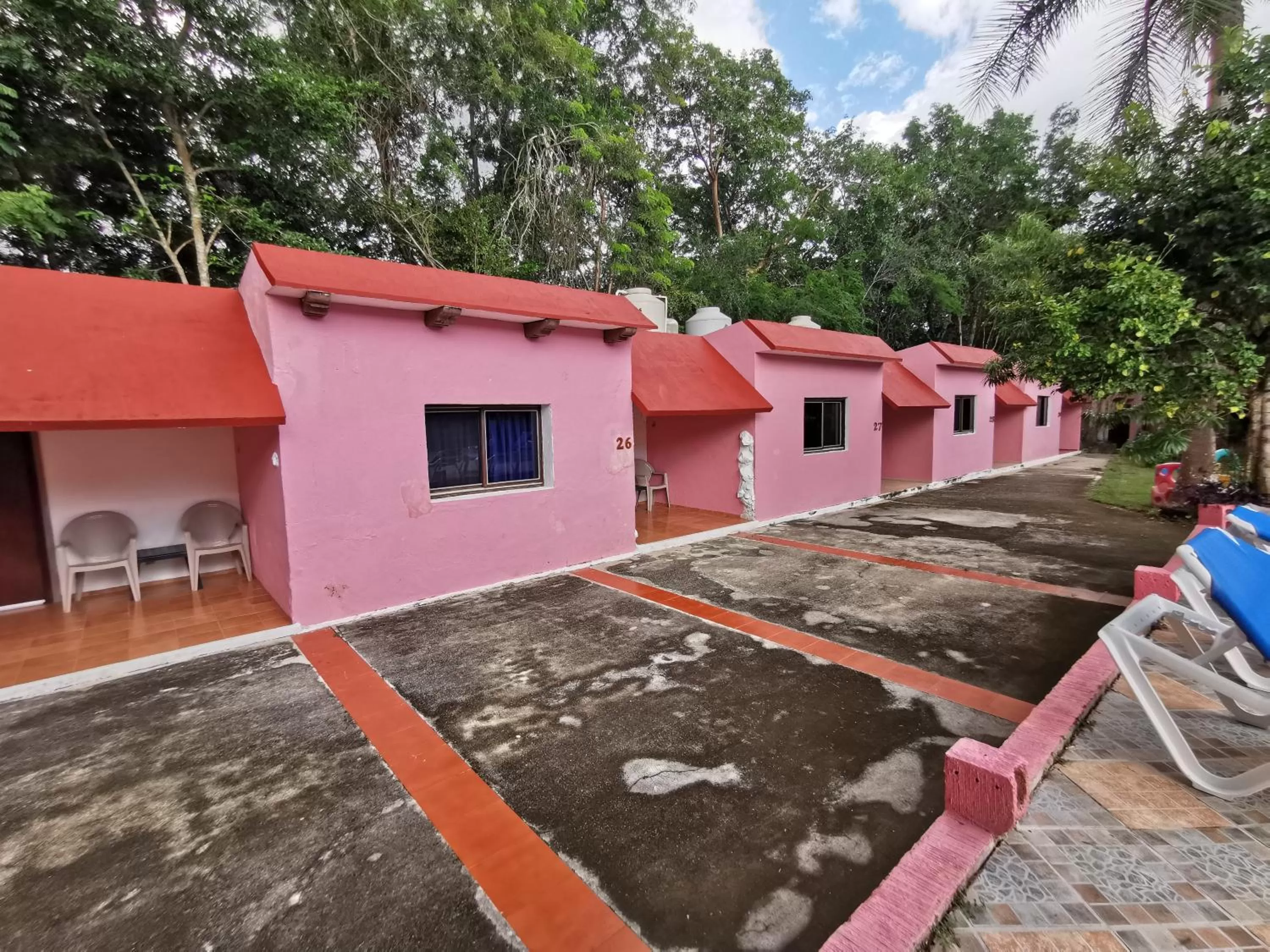 Facade/entrance in Hotel Doralba Inn Chichen