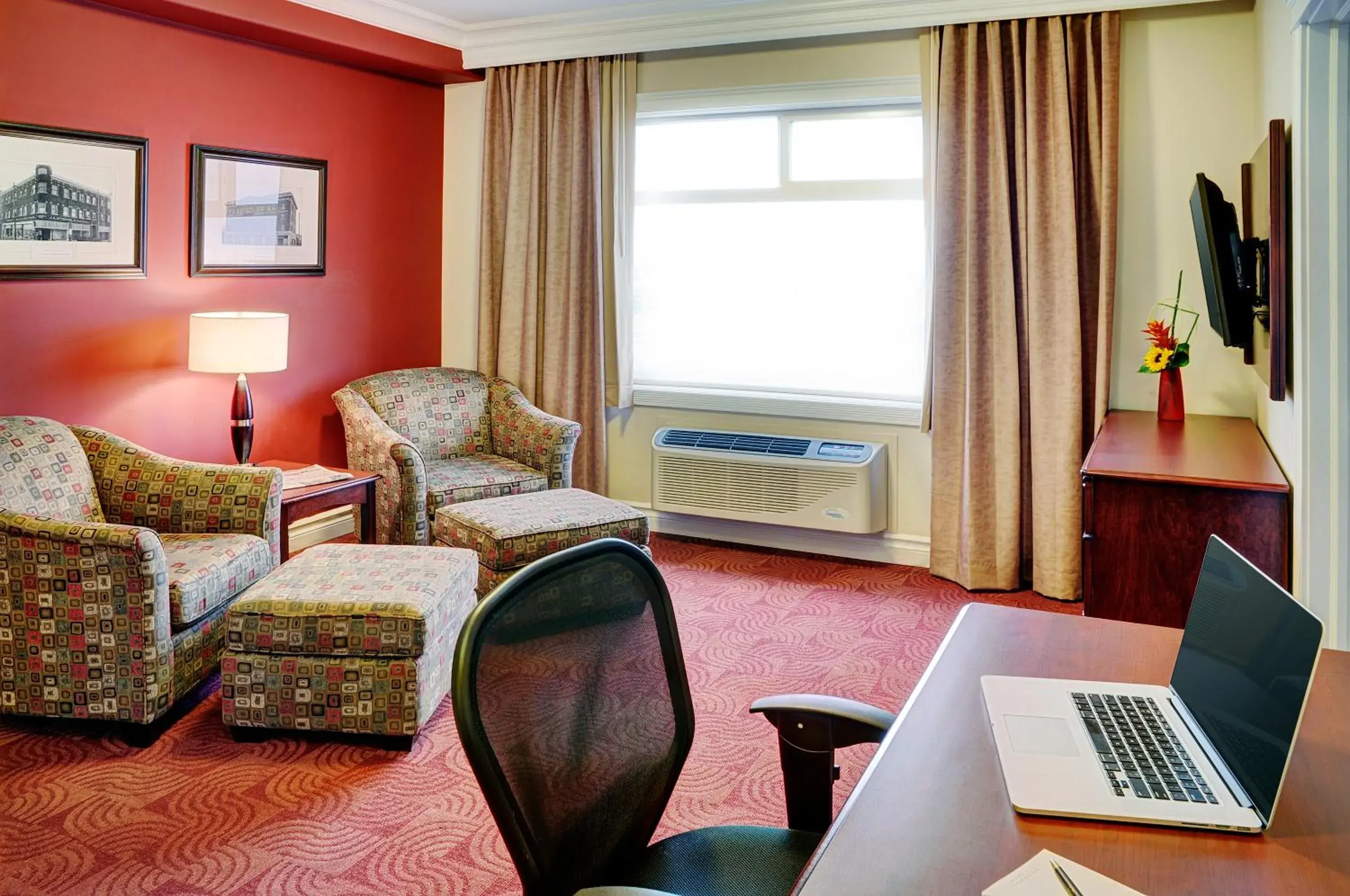 Queen Suite in Chateau Nova Yellowhead Queen Suite in Chateau Nova Yellowhead