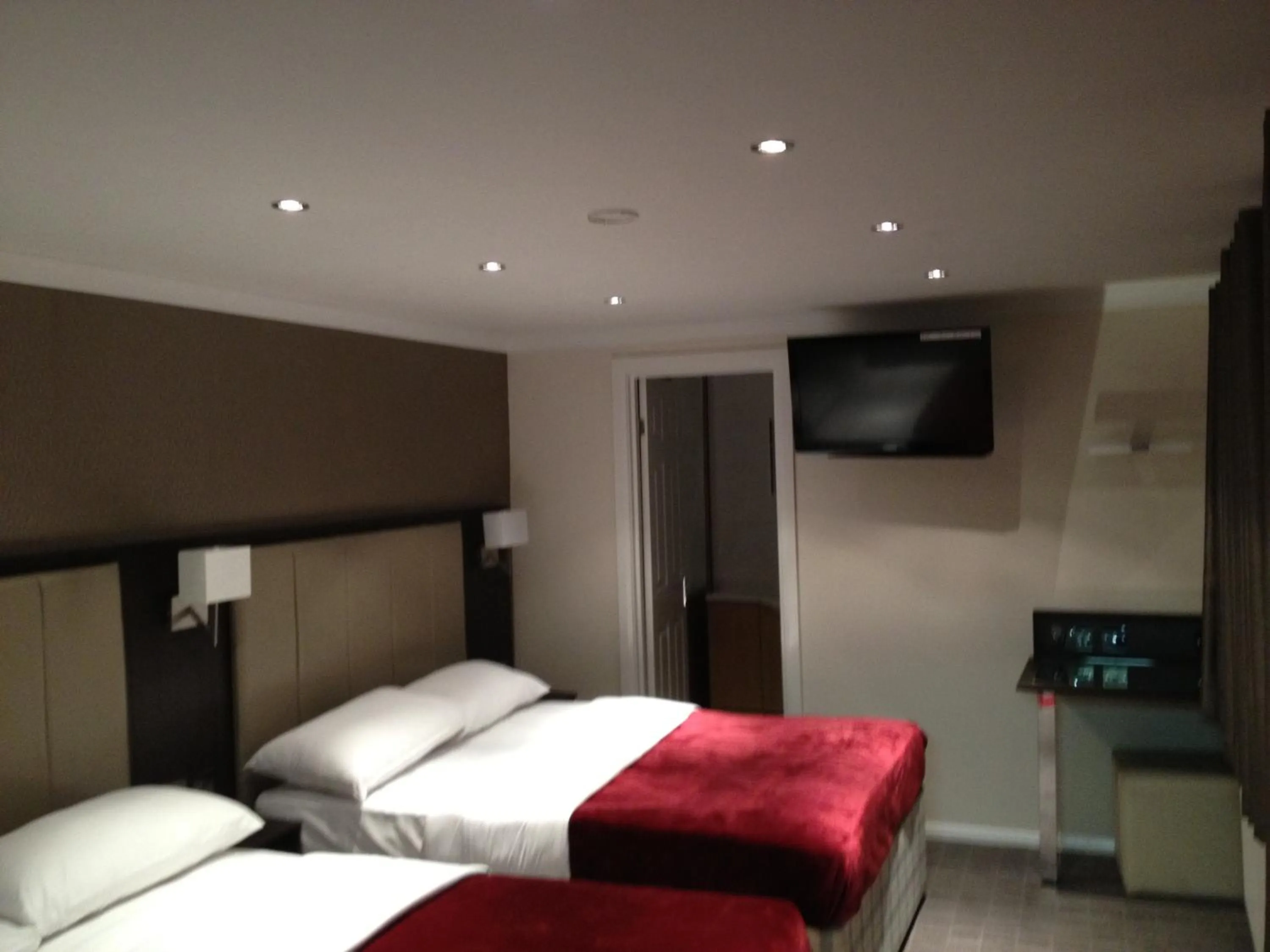 Photo of the whole room, Bed in Goodwood Hotel