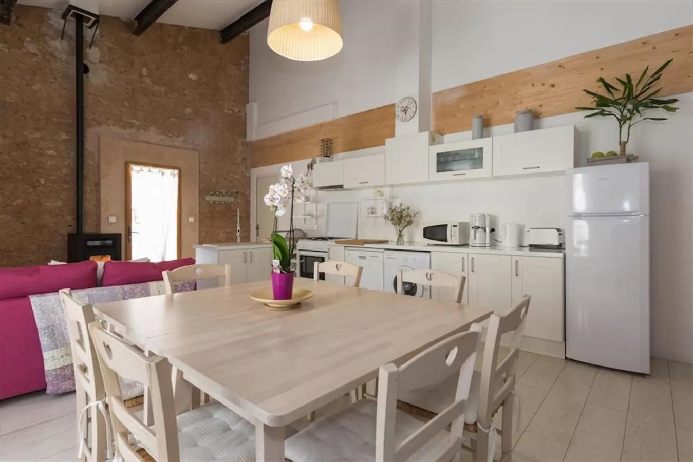 Dining area in Lou Cardalines